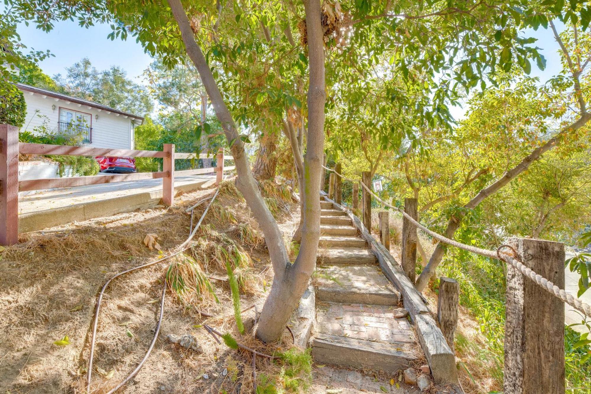 Apartment Less Than 1 Mi To Ucla Pet-friendly Couples Retreat!