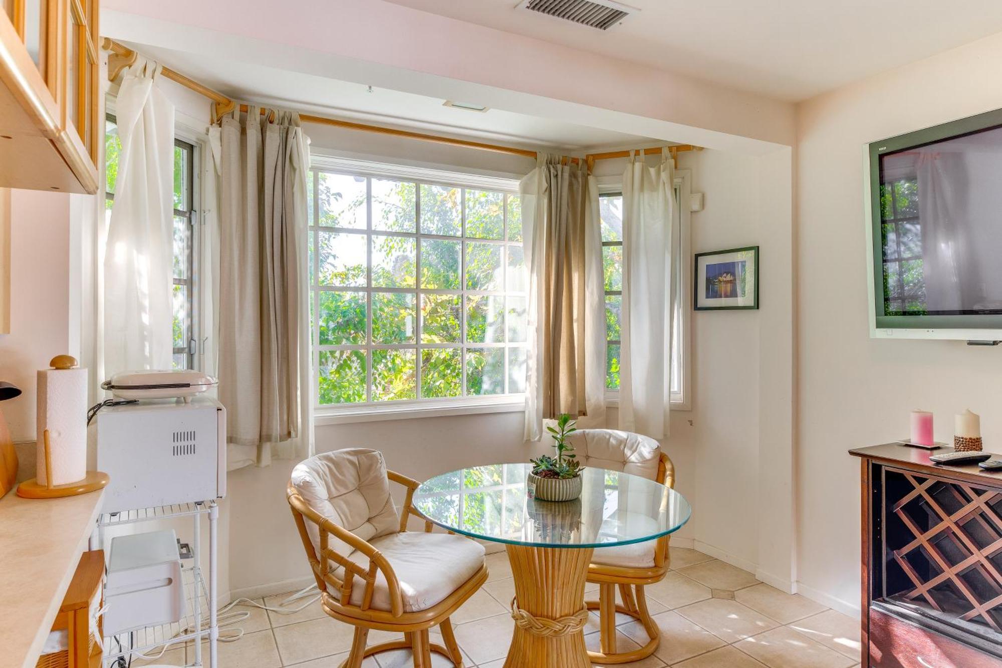 Less Than 1 Mi To Ucla Pet-friendly Couples Retreat! Apartment