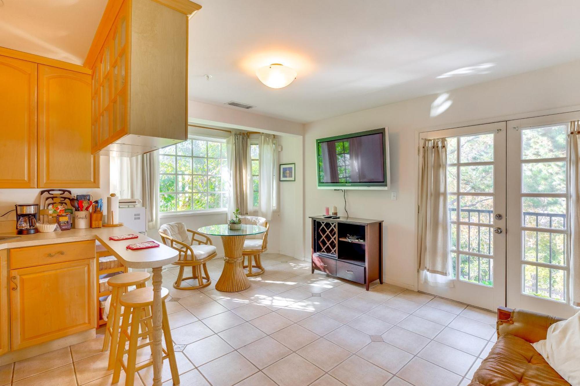 Apartment Less Than 1 Mi To Ucla Pet-friendly Couples Retreat!