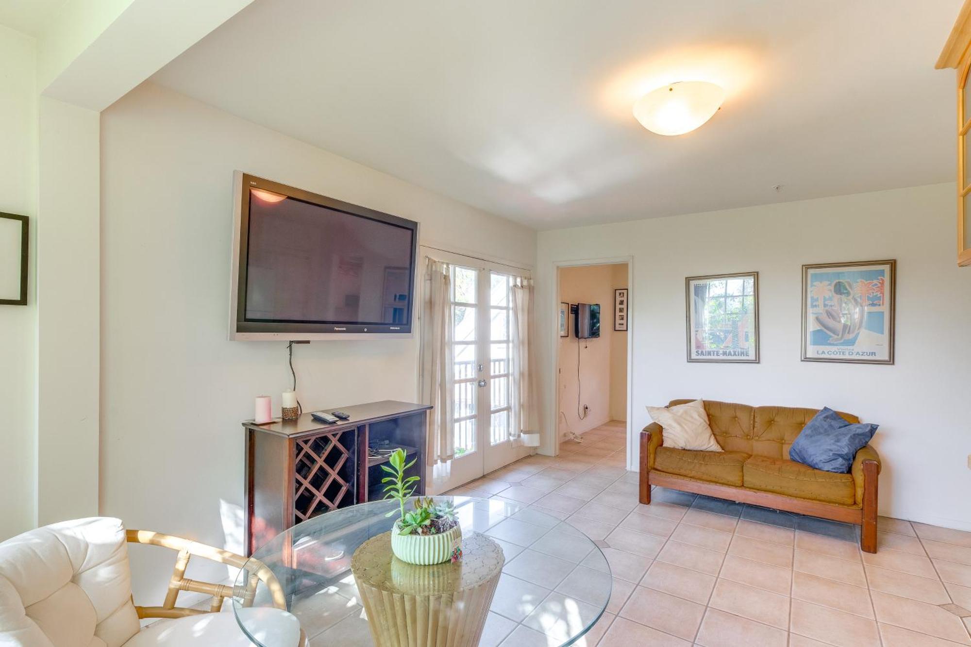 Apartment Less Than 1 Mi To Ucla Pet-friendly Couples Retreat! *
