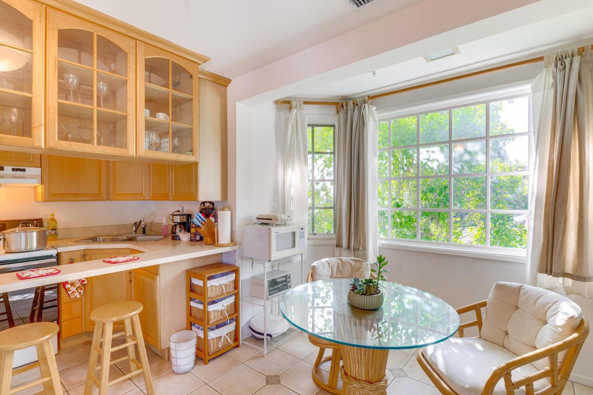 Apartment Less Than 1 Mi To Ucla Pet-friendly Couples Retreat! *