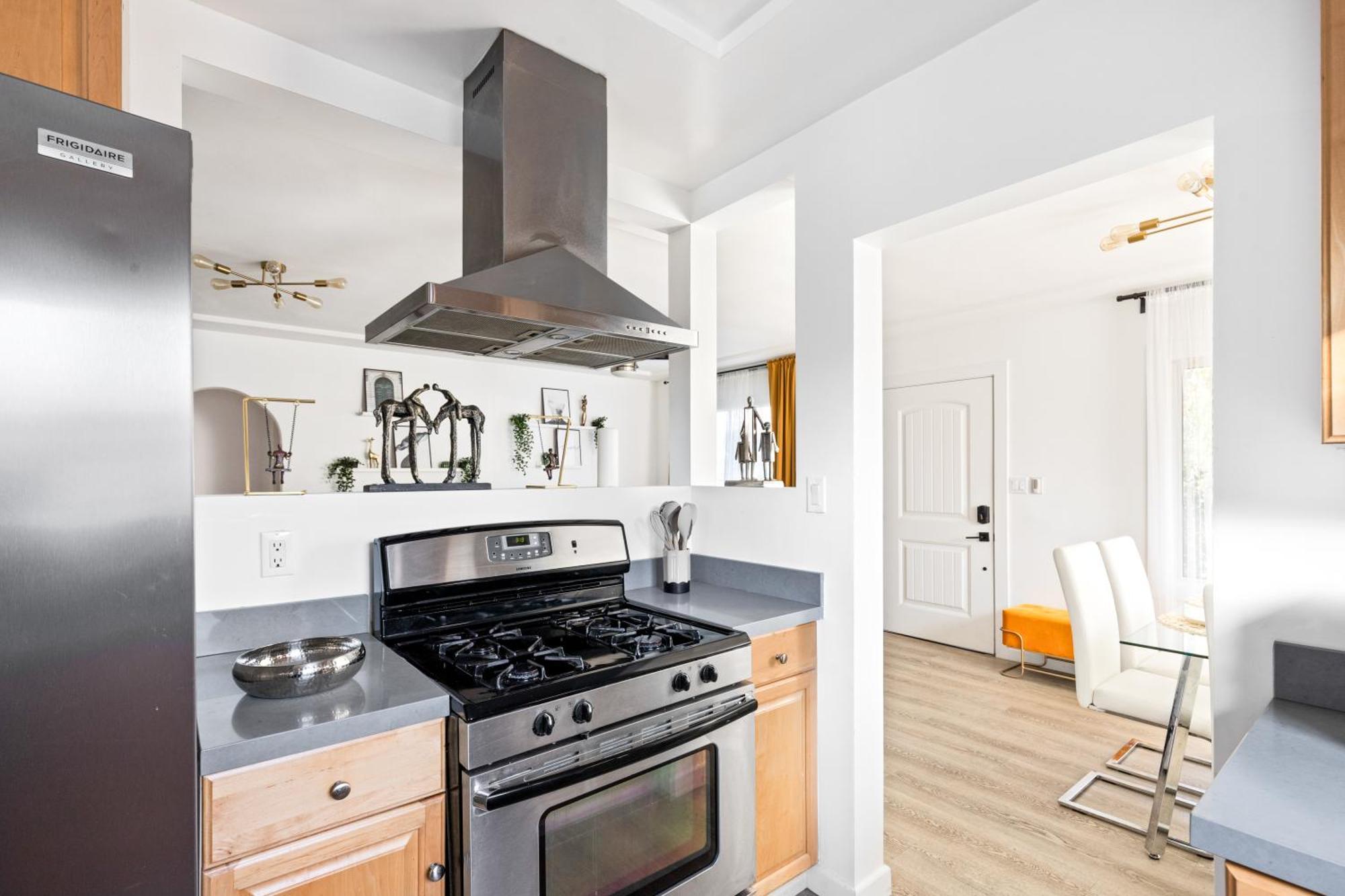 Modern Oasis With Pool & Jacuzzi Near Universal *