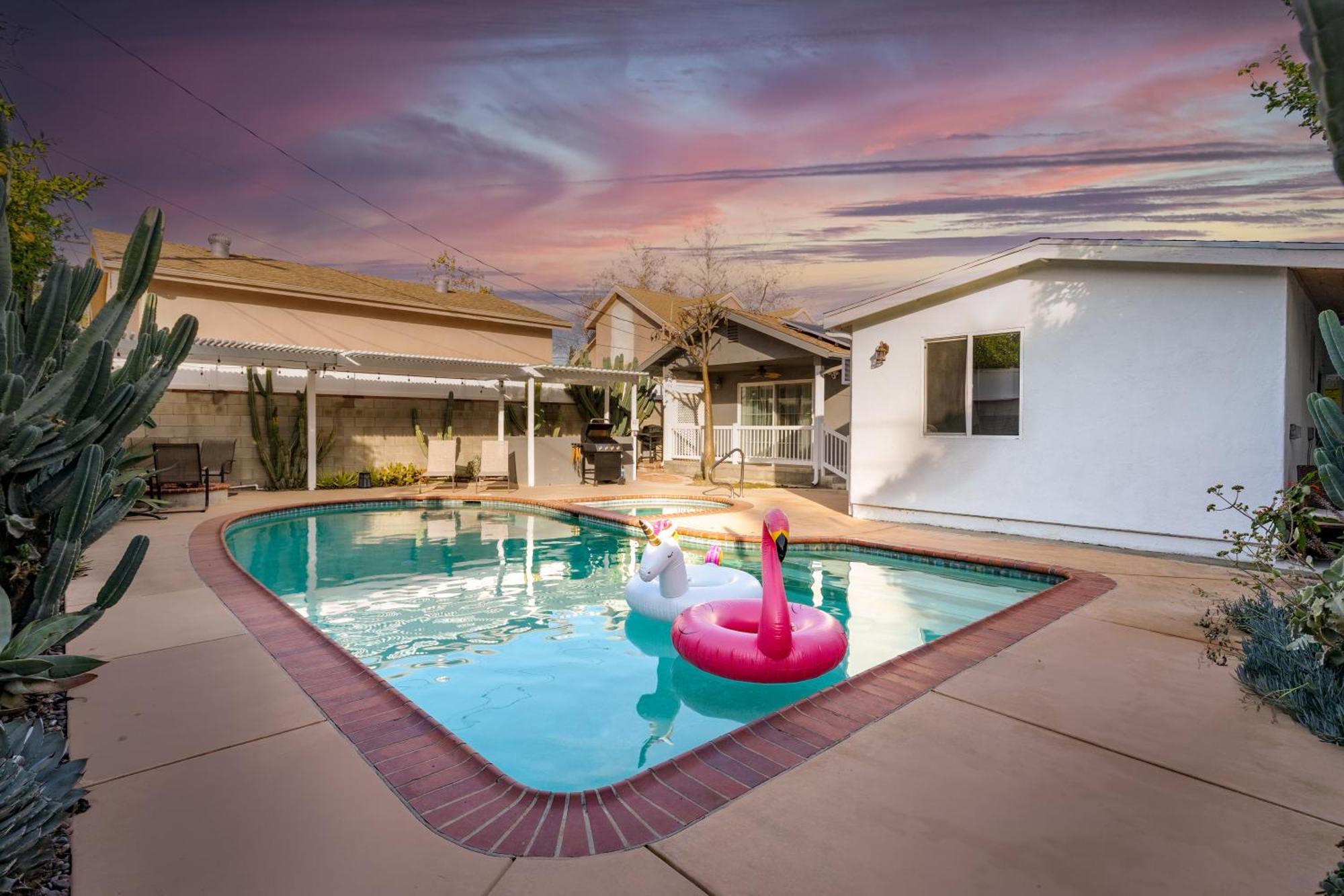 Modern Oasis With Pool & Jacuzzi Near Universal Holiday home *