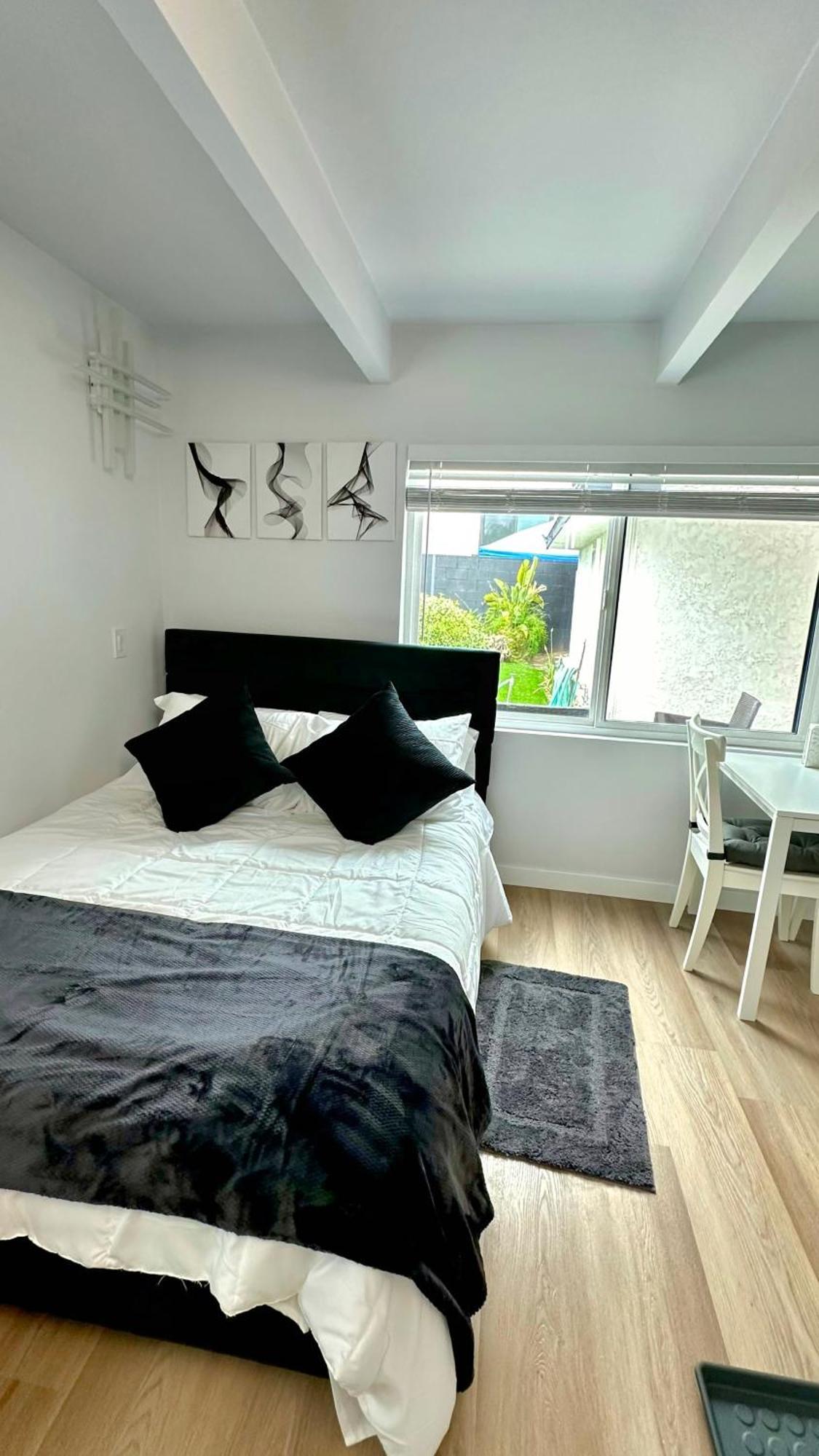 Bed & Breakfast Modern Stylish &cozy Back Unit