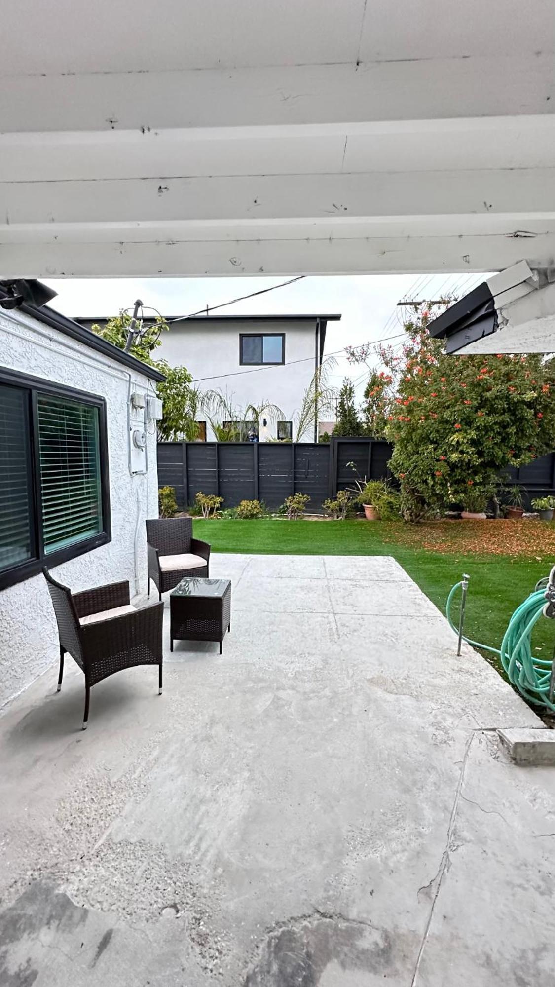 Bed & Breakfast Modern Stylish &cozy Back Unit *