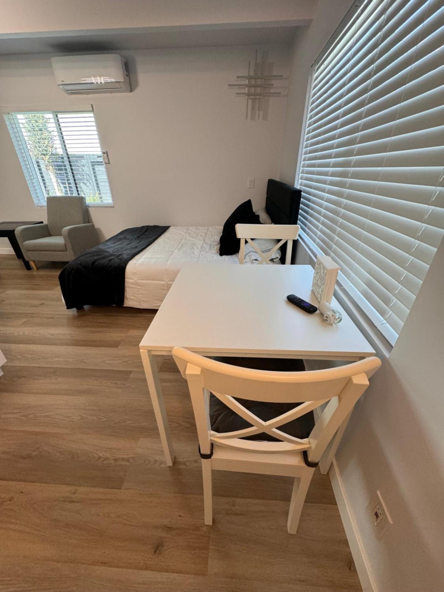 Modern Stylish &cozy Back Unit * Los Angeles