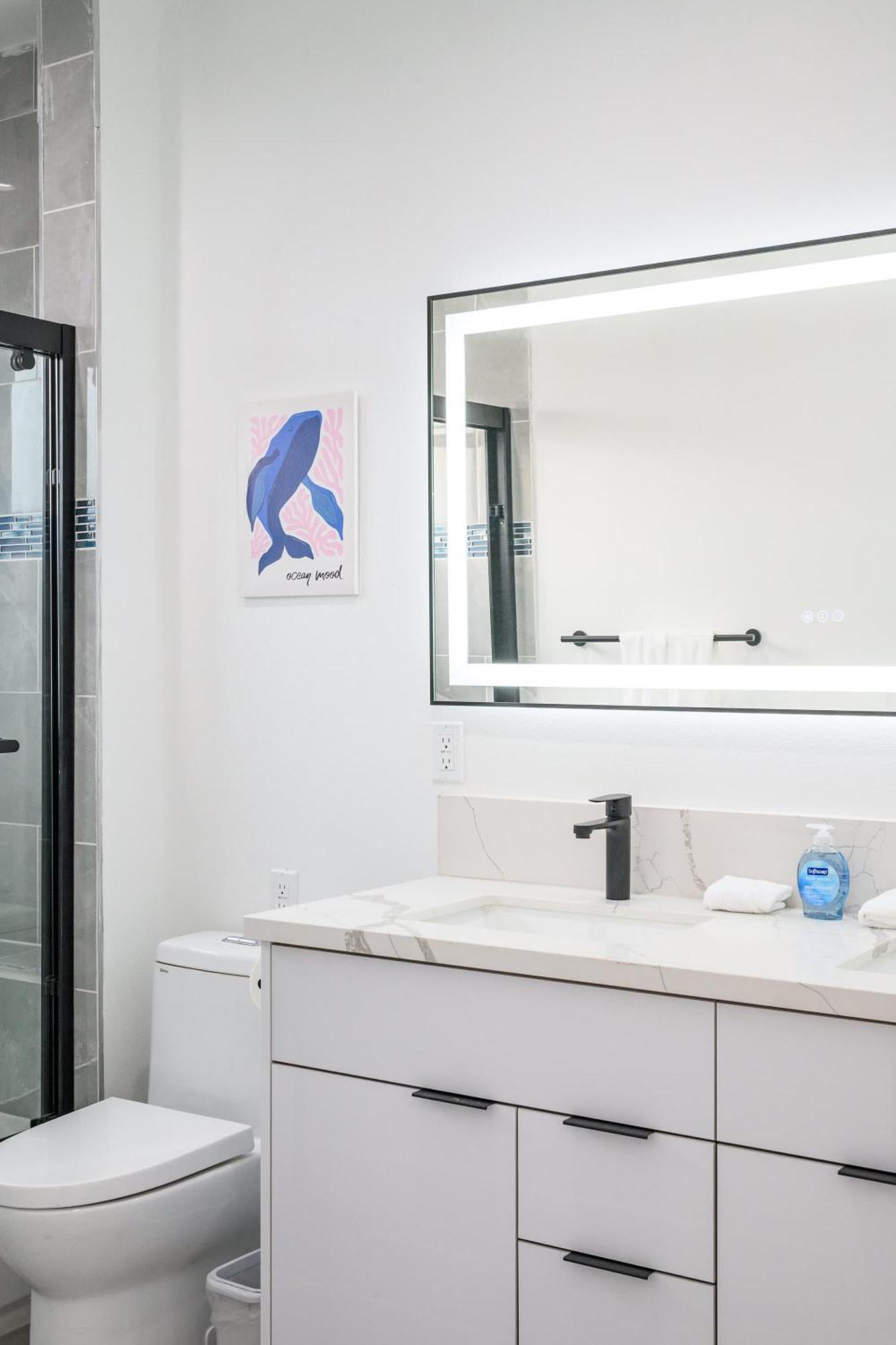 Modern Spacious With Parking & Fully Equipped Kitchen #3 *