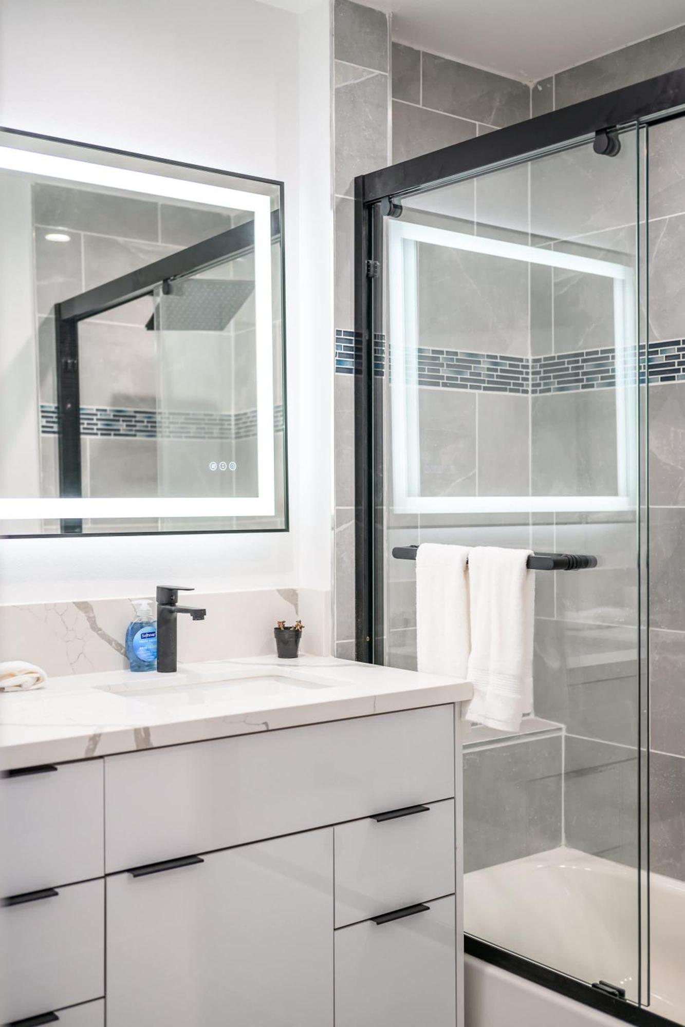 Apartment Modern Spacious With Parking & Fully Equipped Kitchen #3