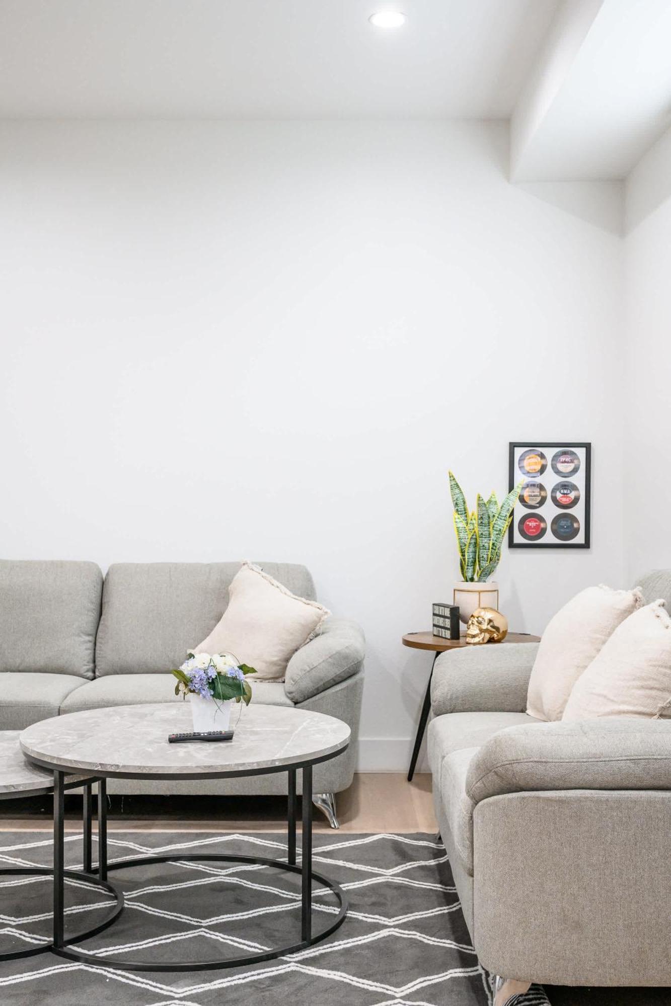 Modern Spacious With Parking & Fully Equipped Kitchen #3 *