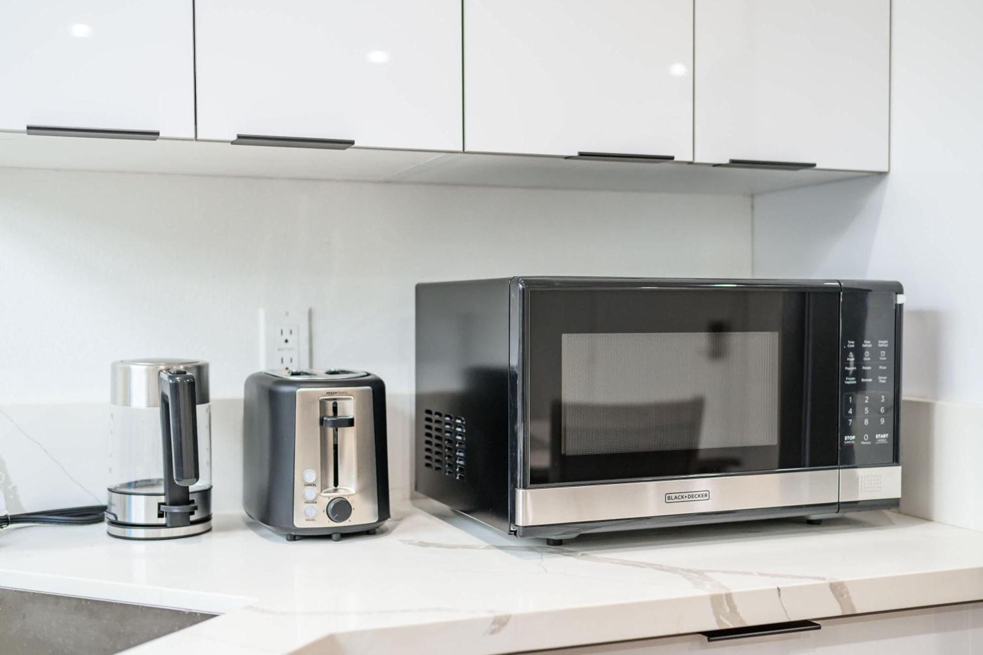 Modern Spacious With Parking & Fully Equipped Kitchen #3
