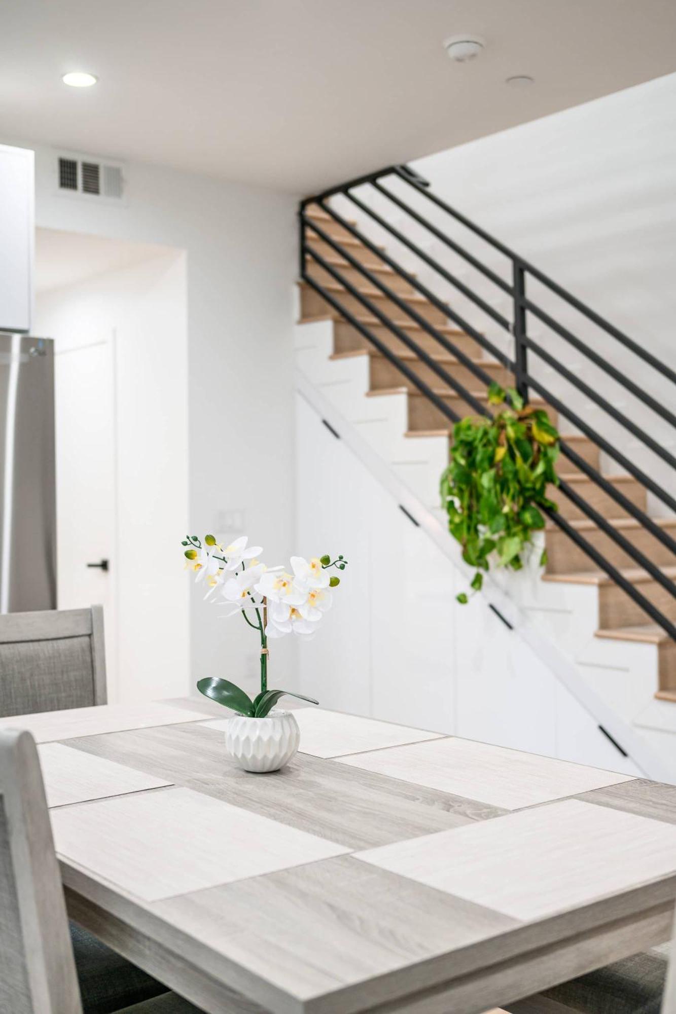Modern Spacious With Parking & Fully Equipped Kitchen #3 Apartment