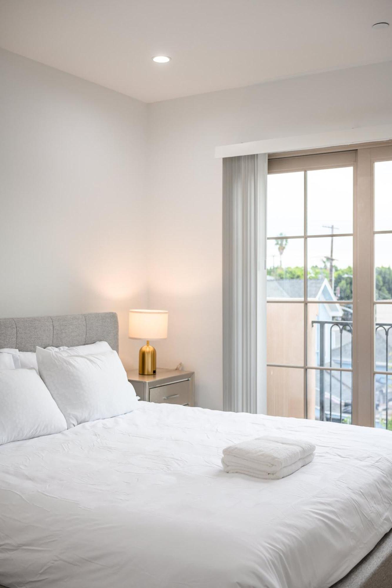 Apartment Modern Spacious With Parking & Fully Equipped Kitchen #3 *