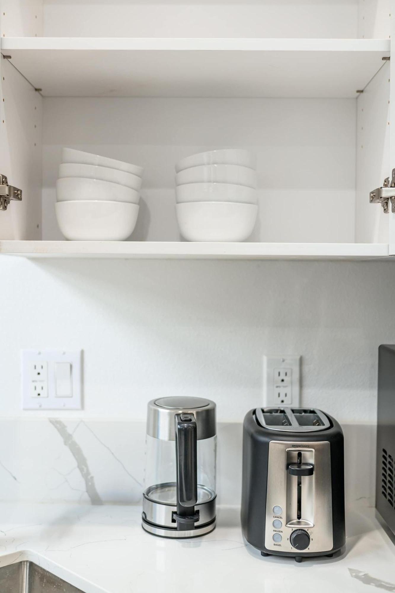 Modern Spacious With Parking & Fully Equipped Kitchen #3