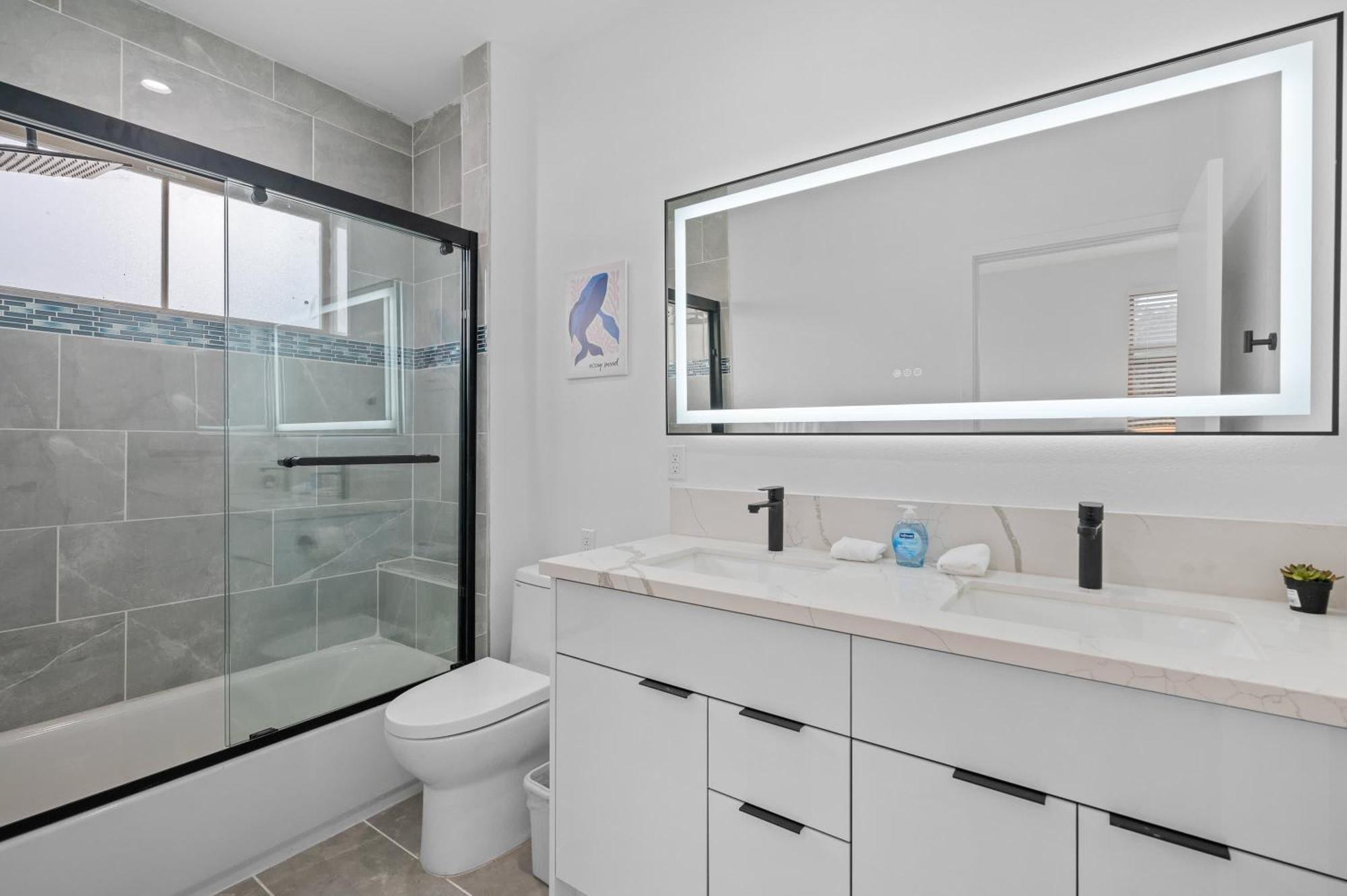 Modern Spacious With Parking & Fully Equipped Kitchen #3 Apartment