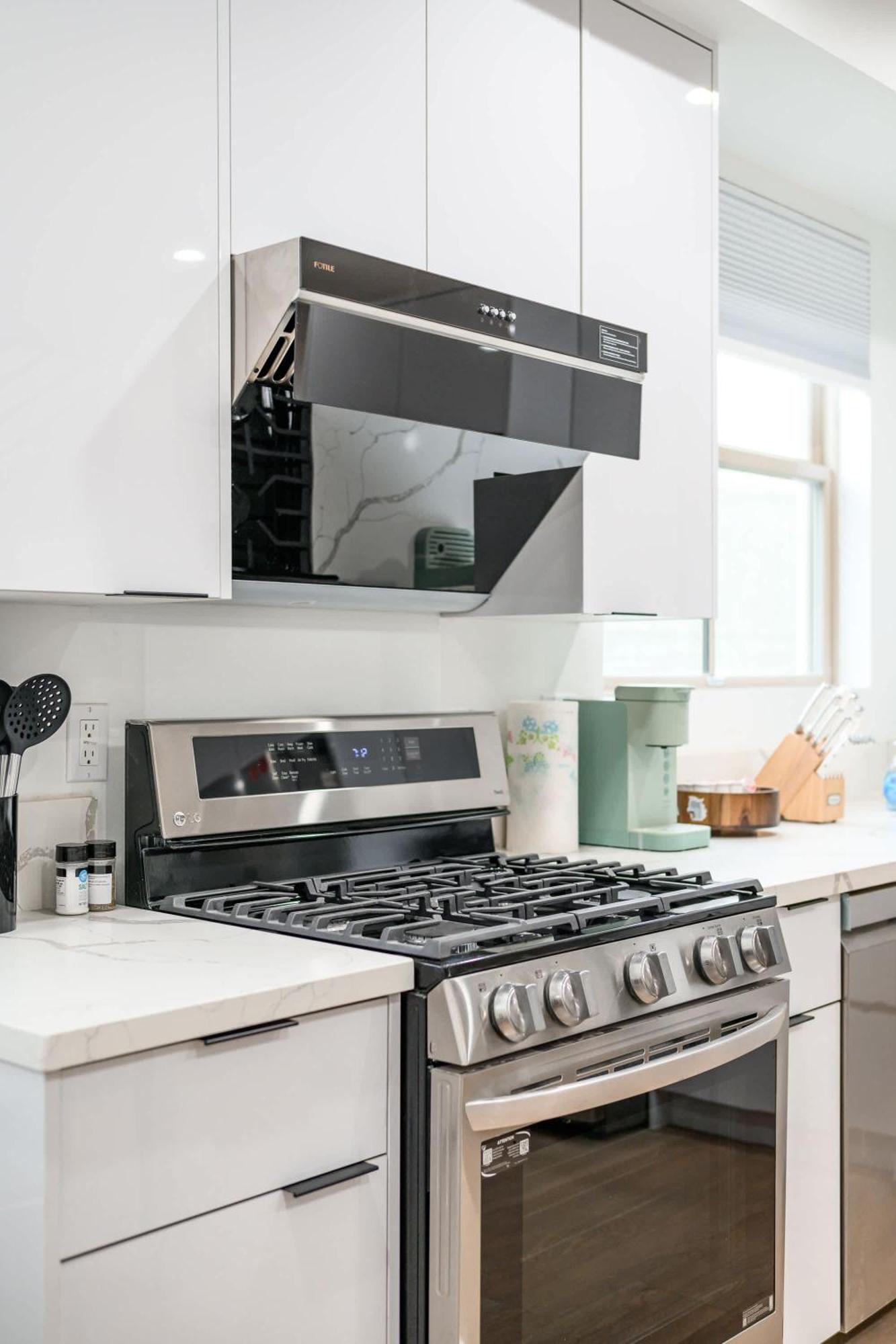 Apartment Modern Spacious With Parking & Fully Equipped Kitchen #3