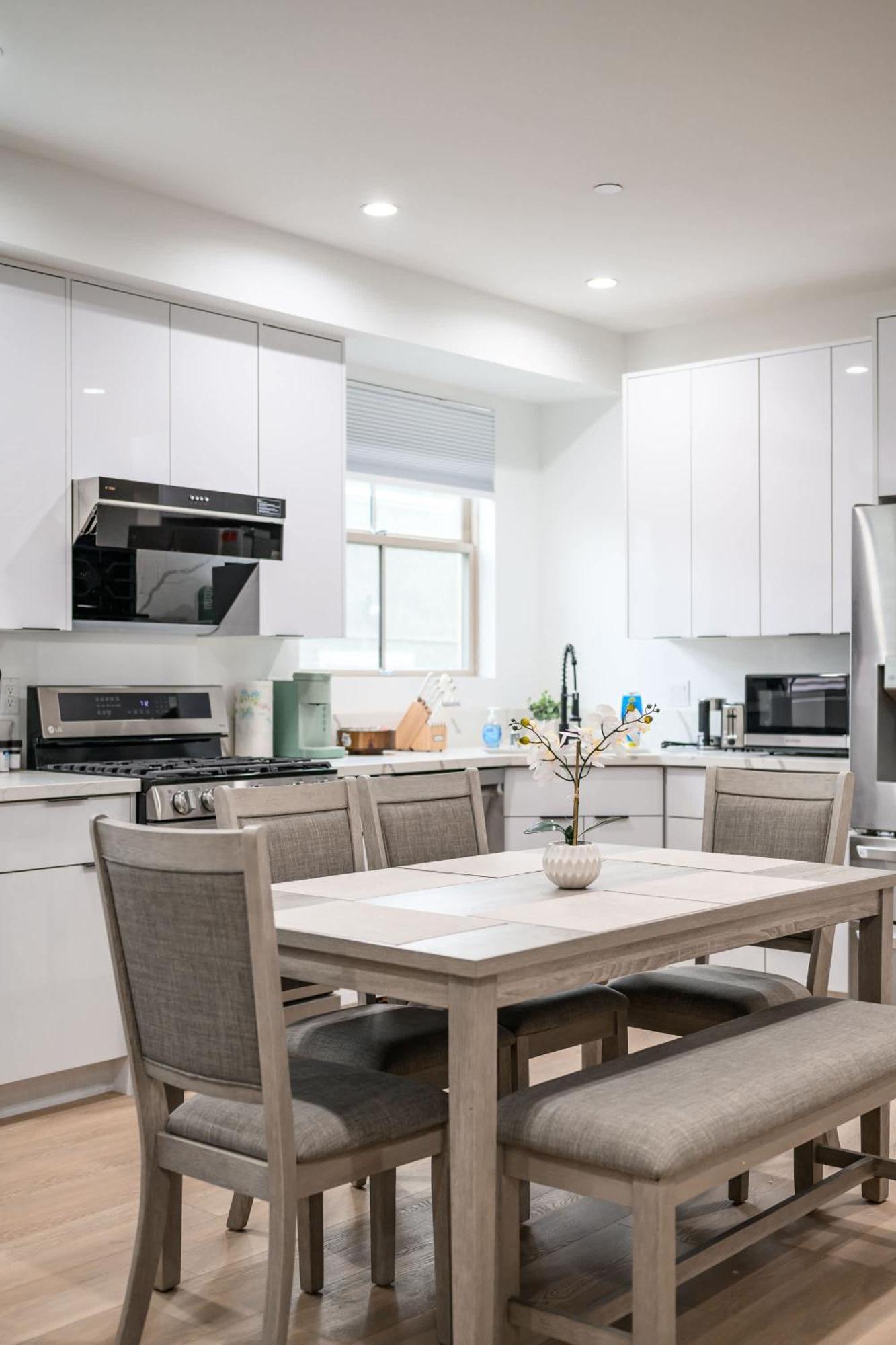 Modern Spacious With Parking & Fully Equipped Kitchen #3 Apartment *