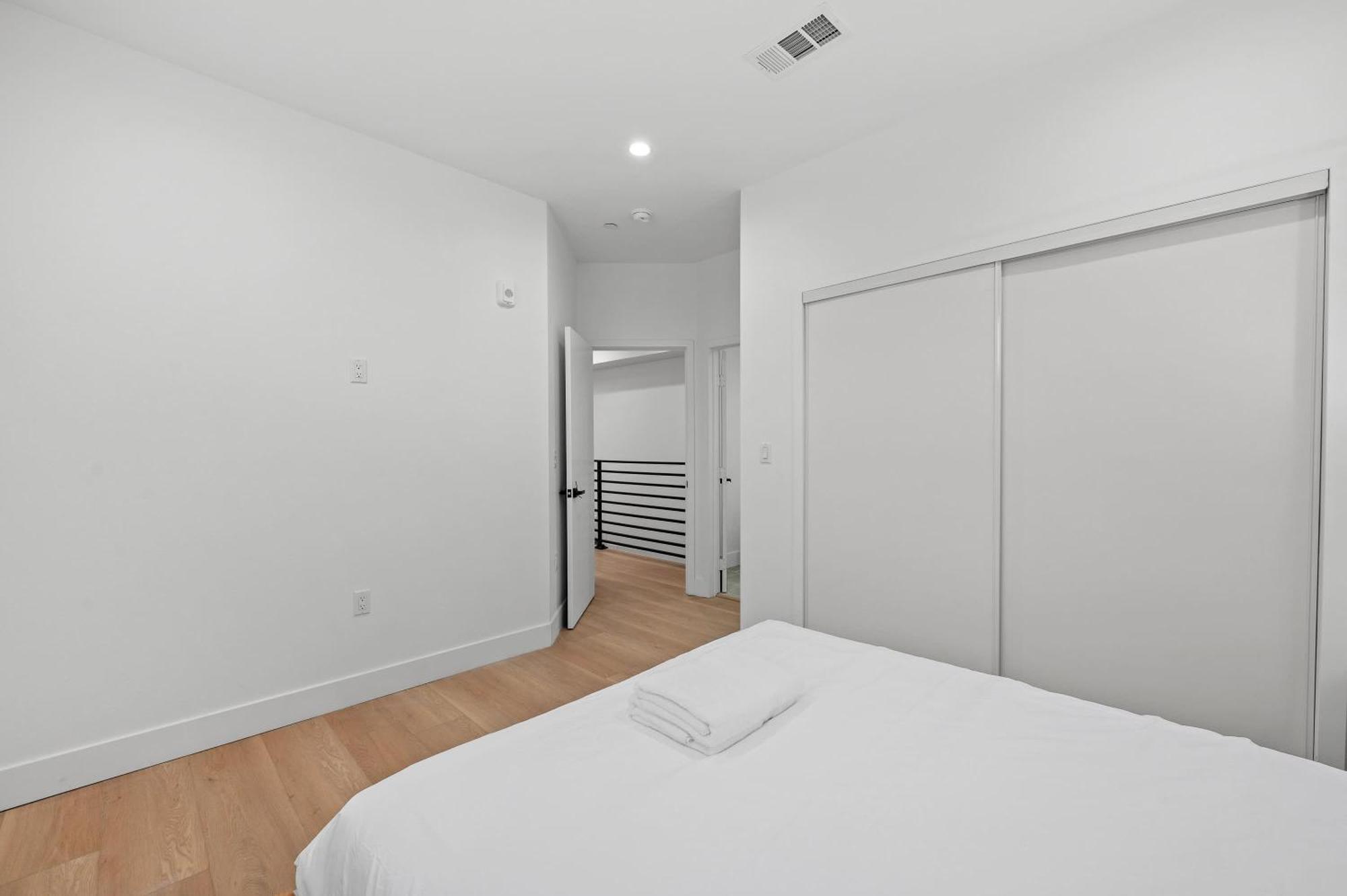 Apartment Modern Spacious With Parking & Fully Equipped Kitchen #3 Los Angeles