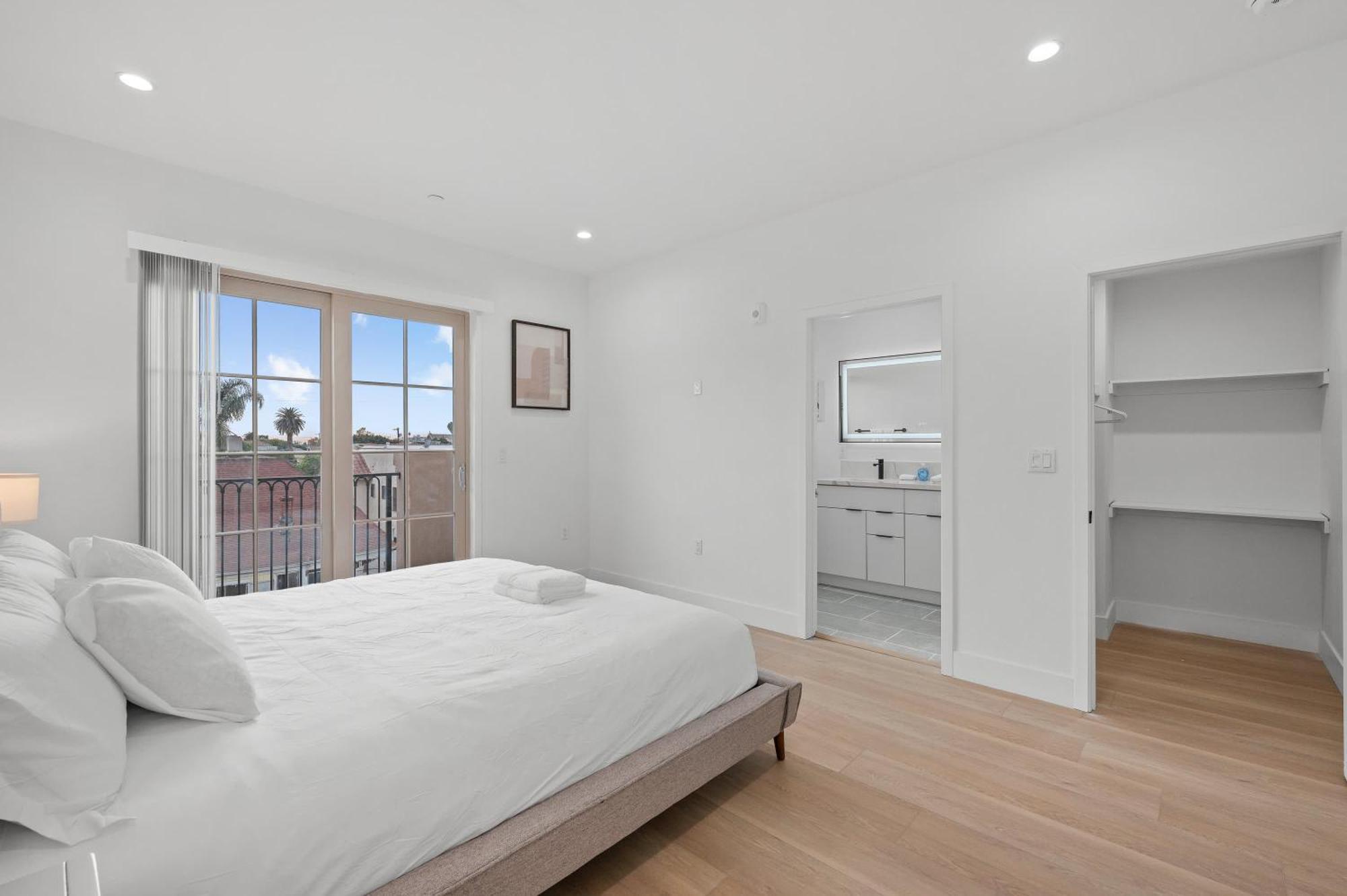 Modern Spacious With Parking & Fully Equipped Kitchen #3 * Los Angeles