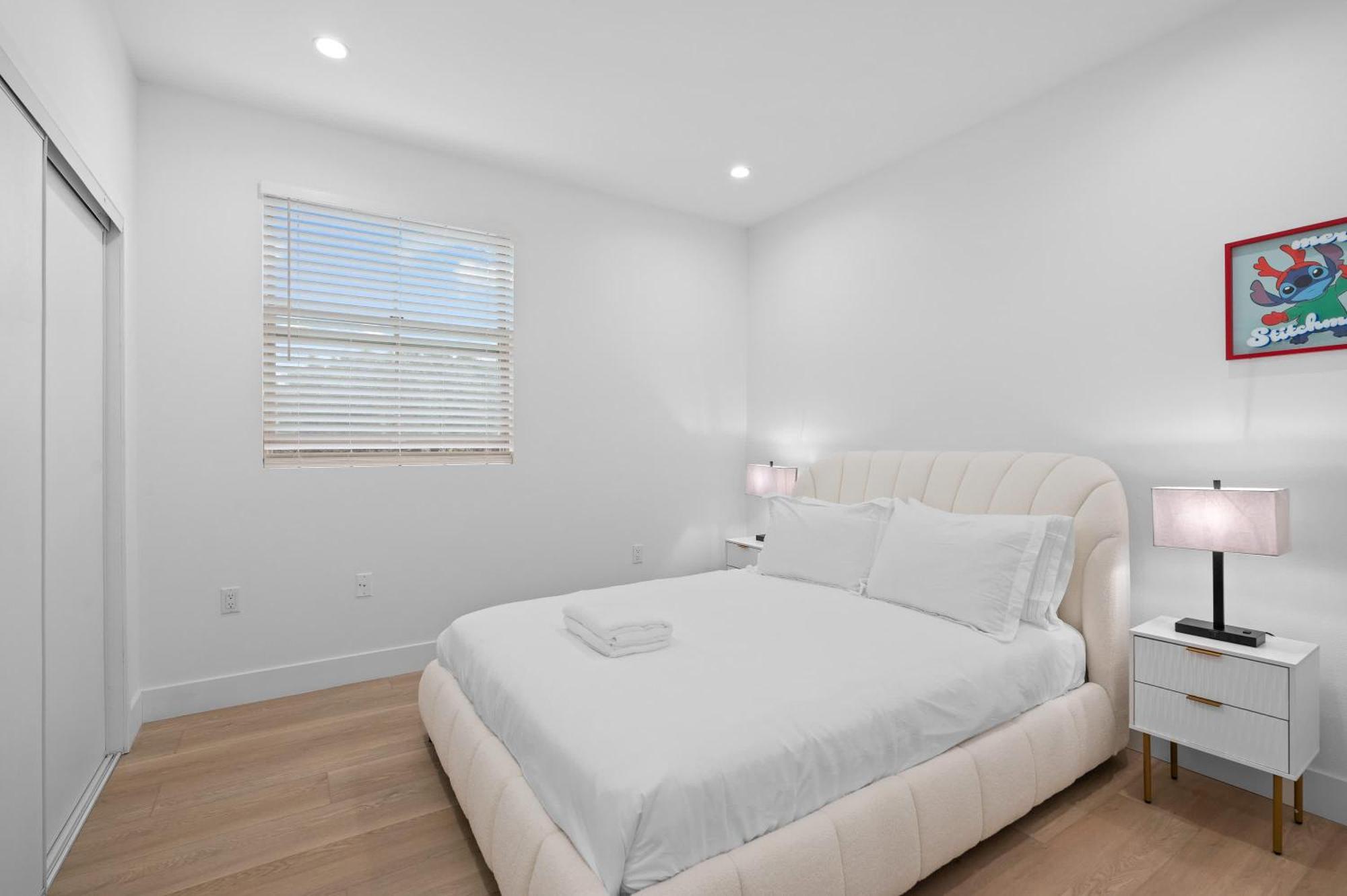 Modern Spacious With Parking & Fully Equipped Kitchen #3 Apartment