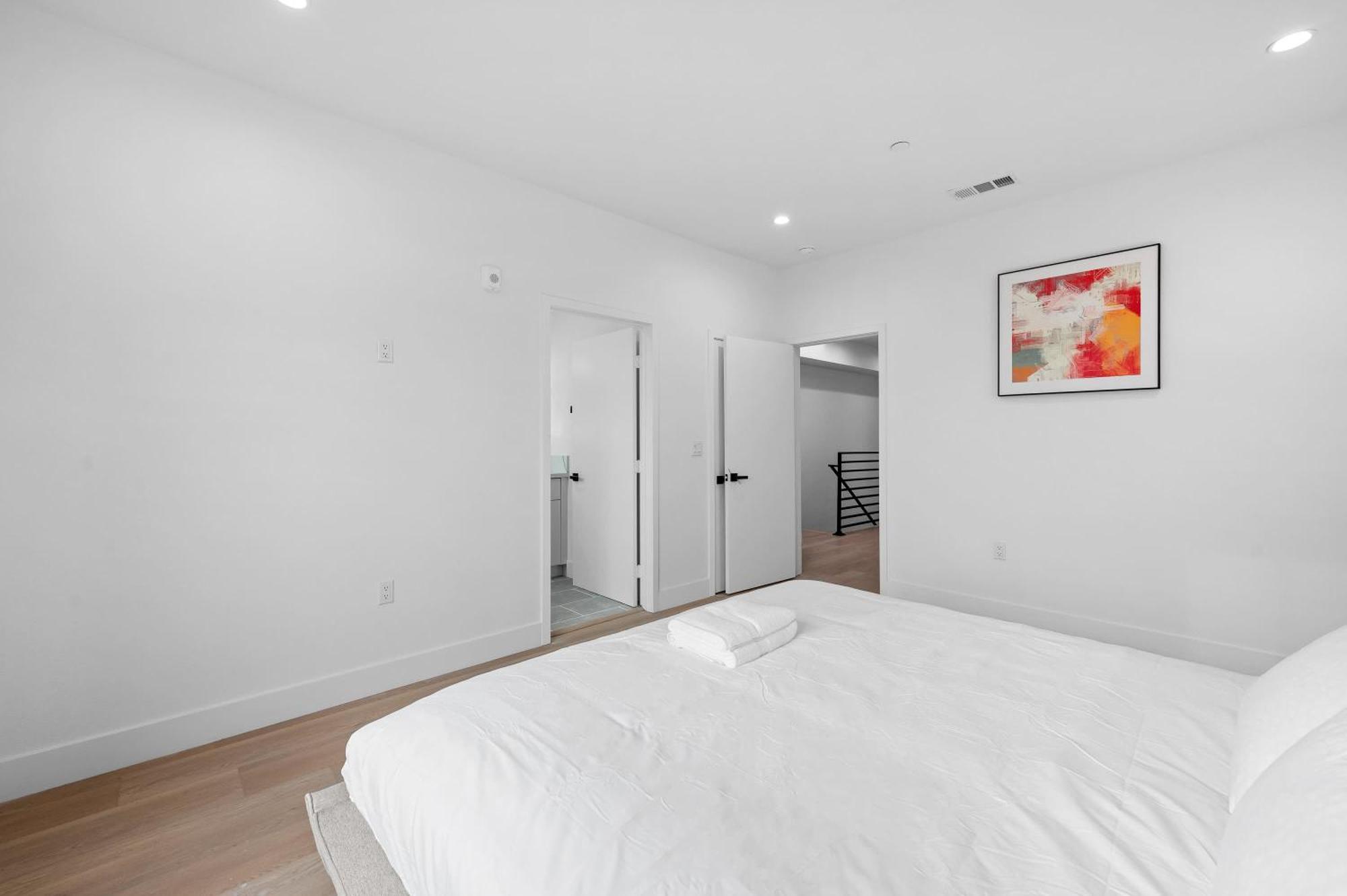 Apartment Modern Spacious With Parking & Fully Equipped Kitchen #3 Los Angeles