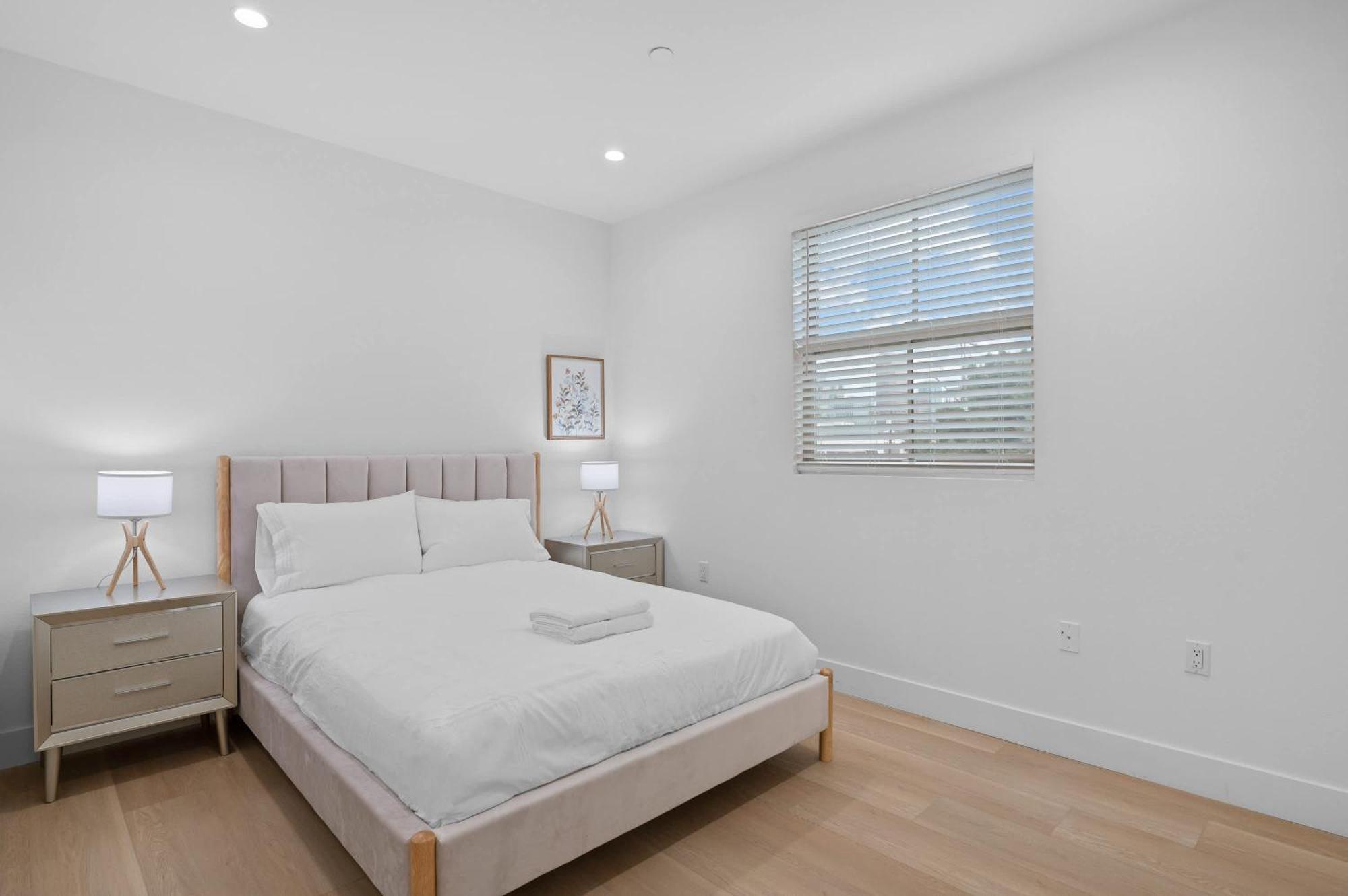 Modern Spacious With Parking & Fully Equipped Kitchen #3 Apartment