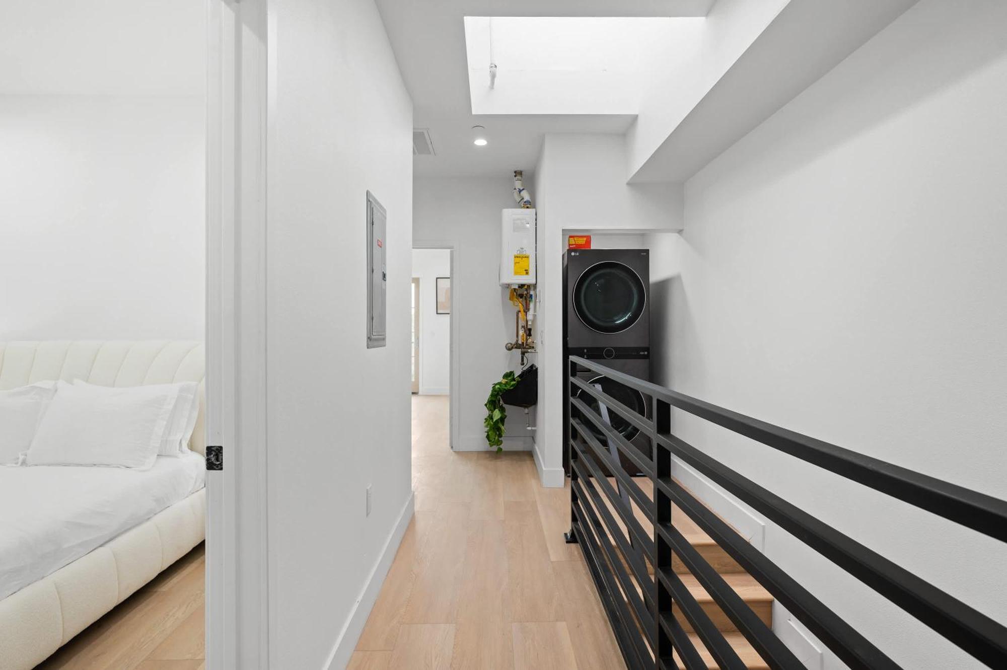 Apartment Modern Spacious With Parking & Fully Equipped Kitchen #3