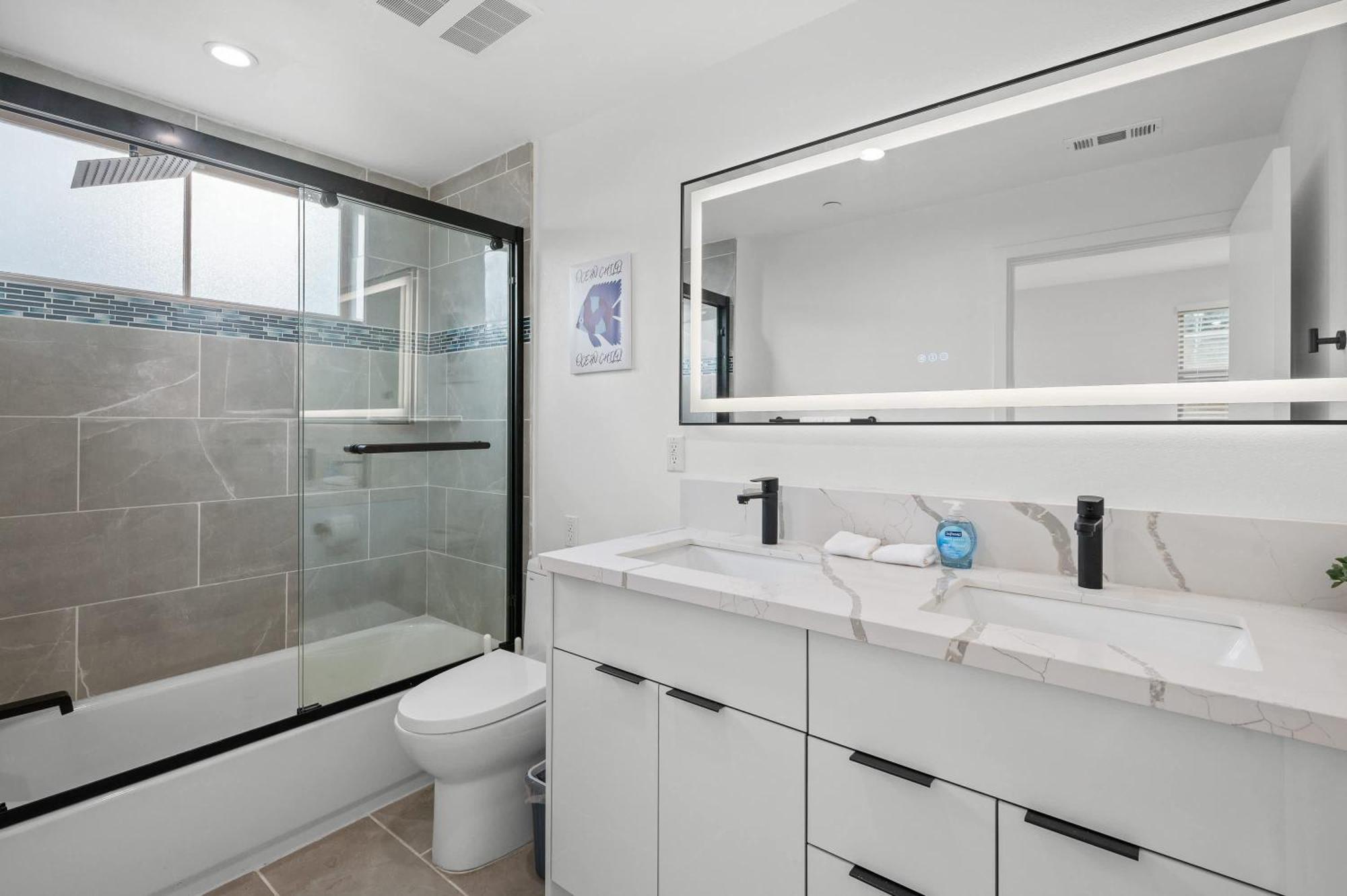 Modern Spacious With Parking & Fully Equipped Kitchen #3 *