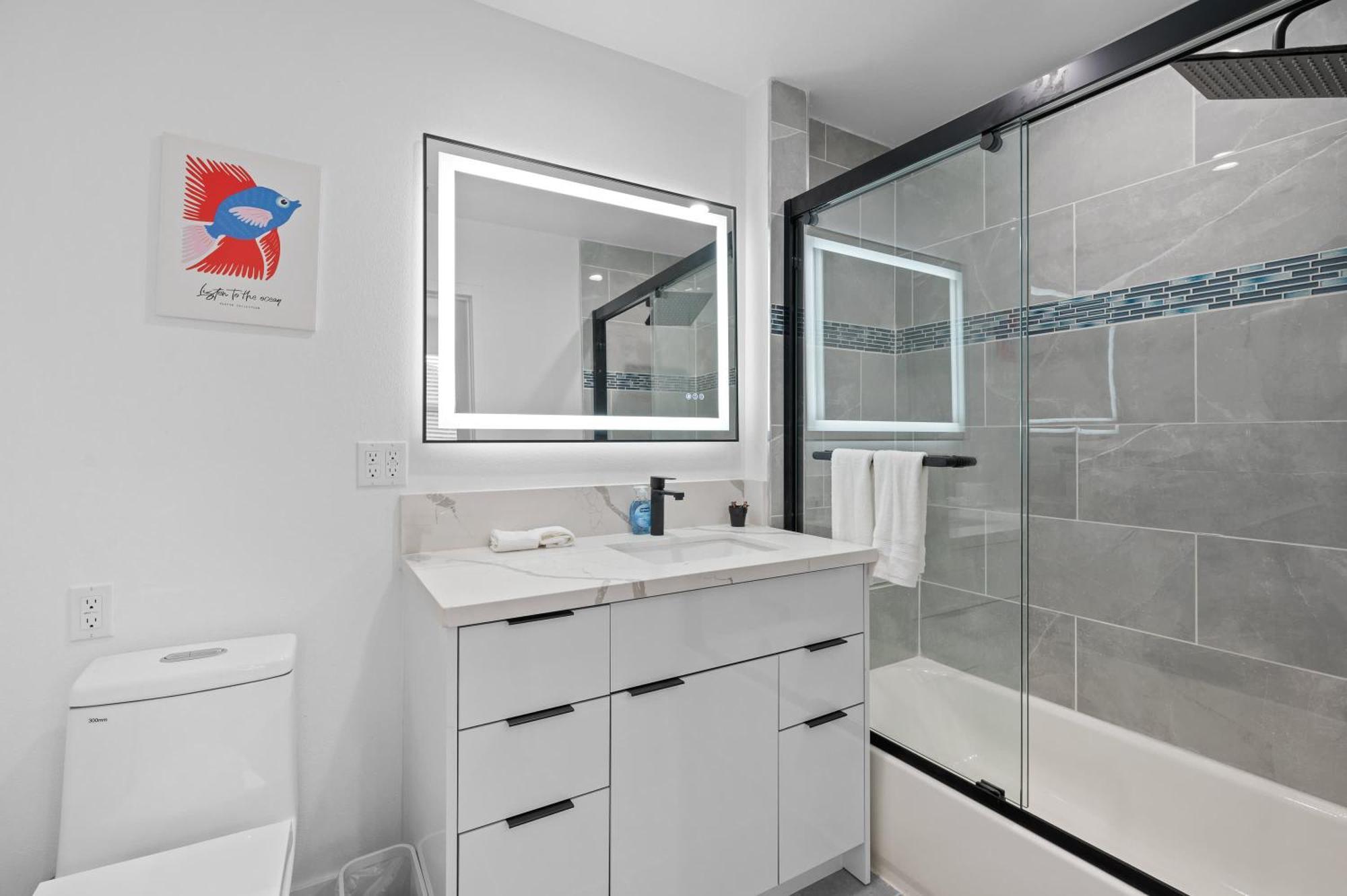 Apartment Modern Spacious With Parking & Fully Equipped Kitchen #3