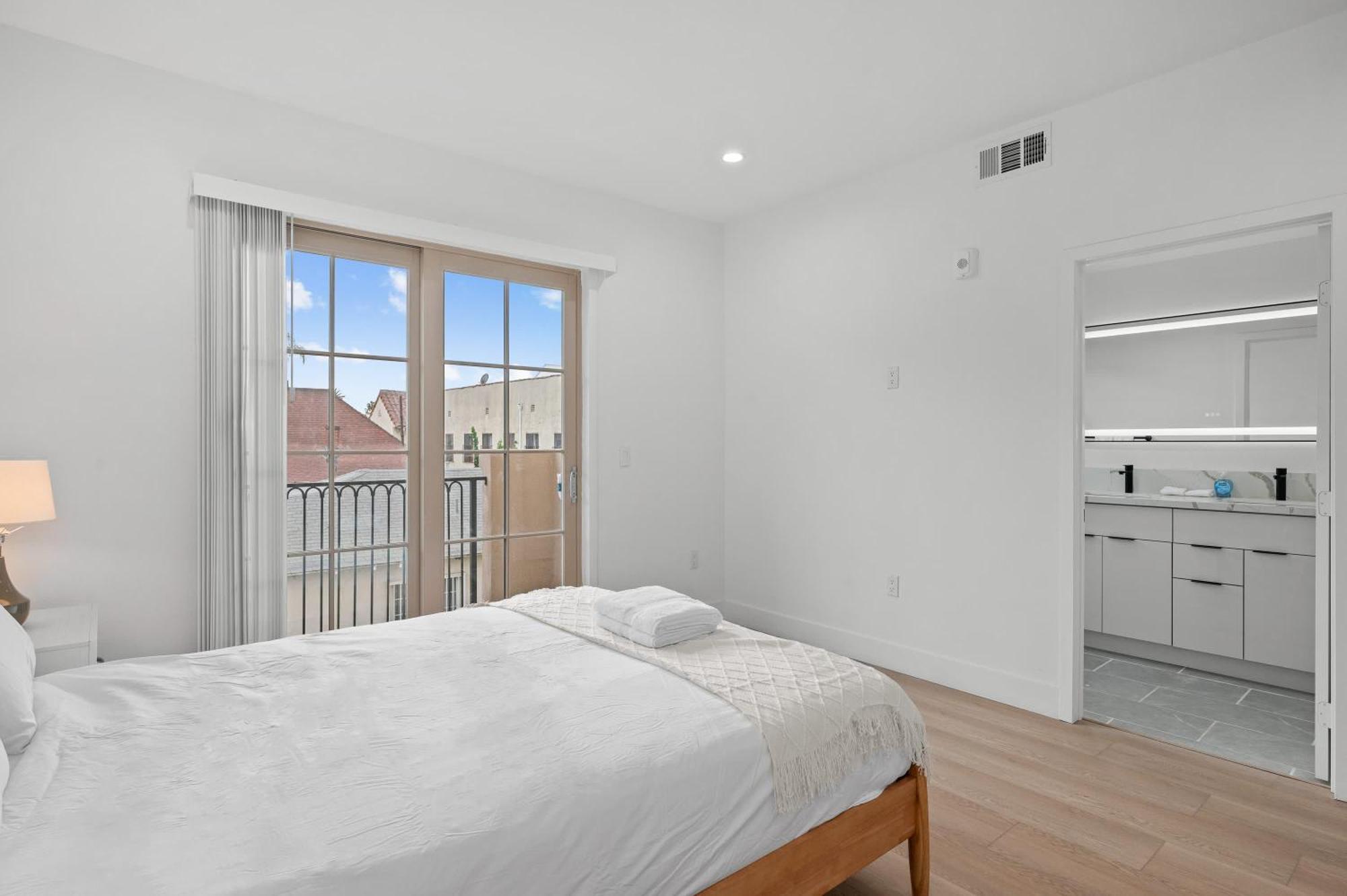Modern Spacious With Parking & Fully Equipped Kitchen #3 Apartment *