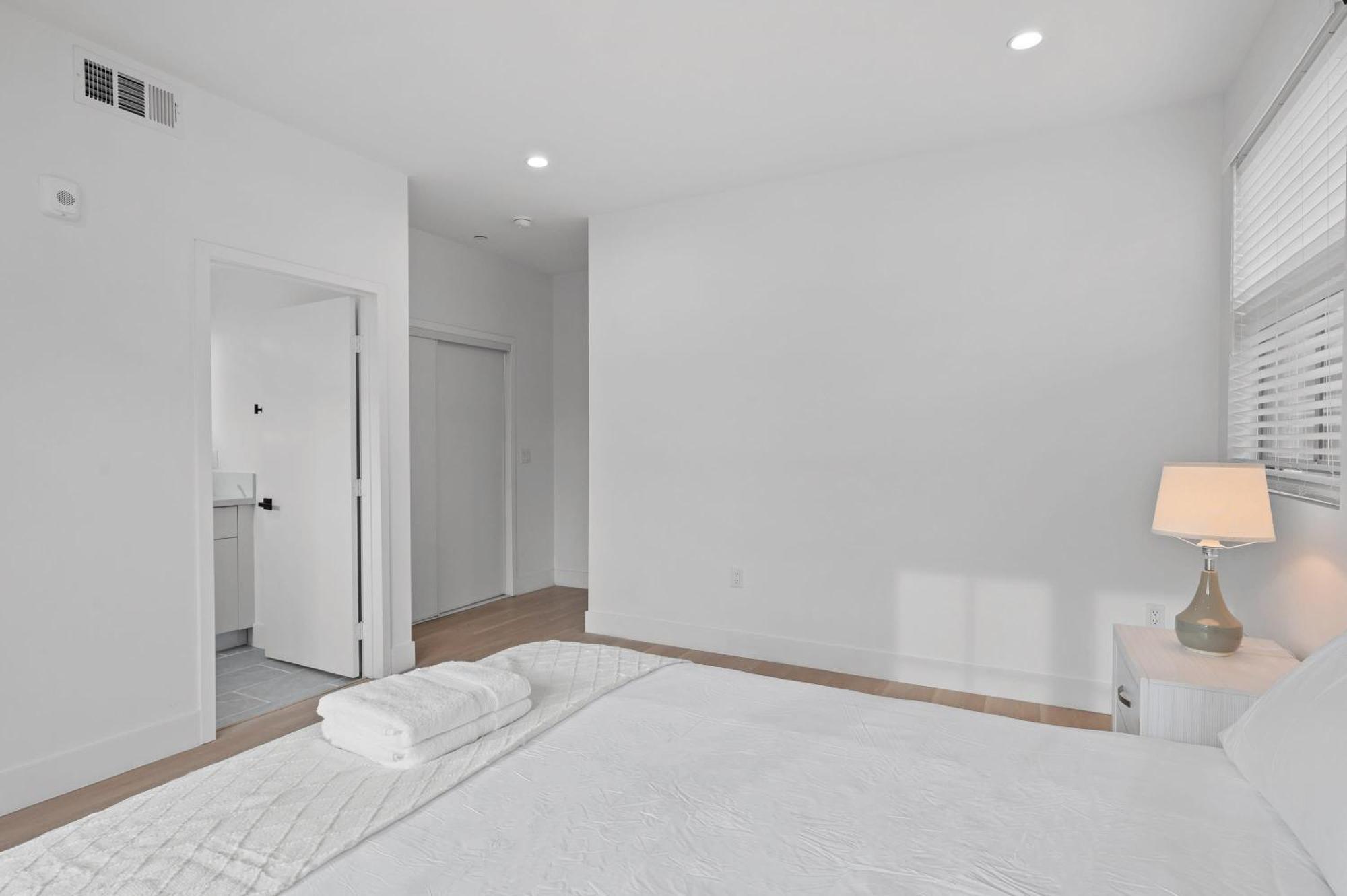 Apartment Modern Spacious With Parking & Fully Equipped Kitchen #3 Los Angeles