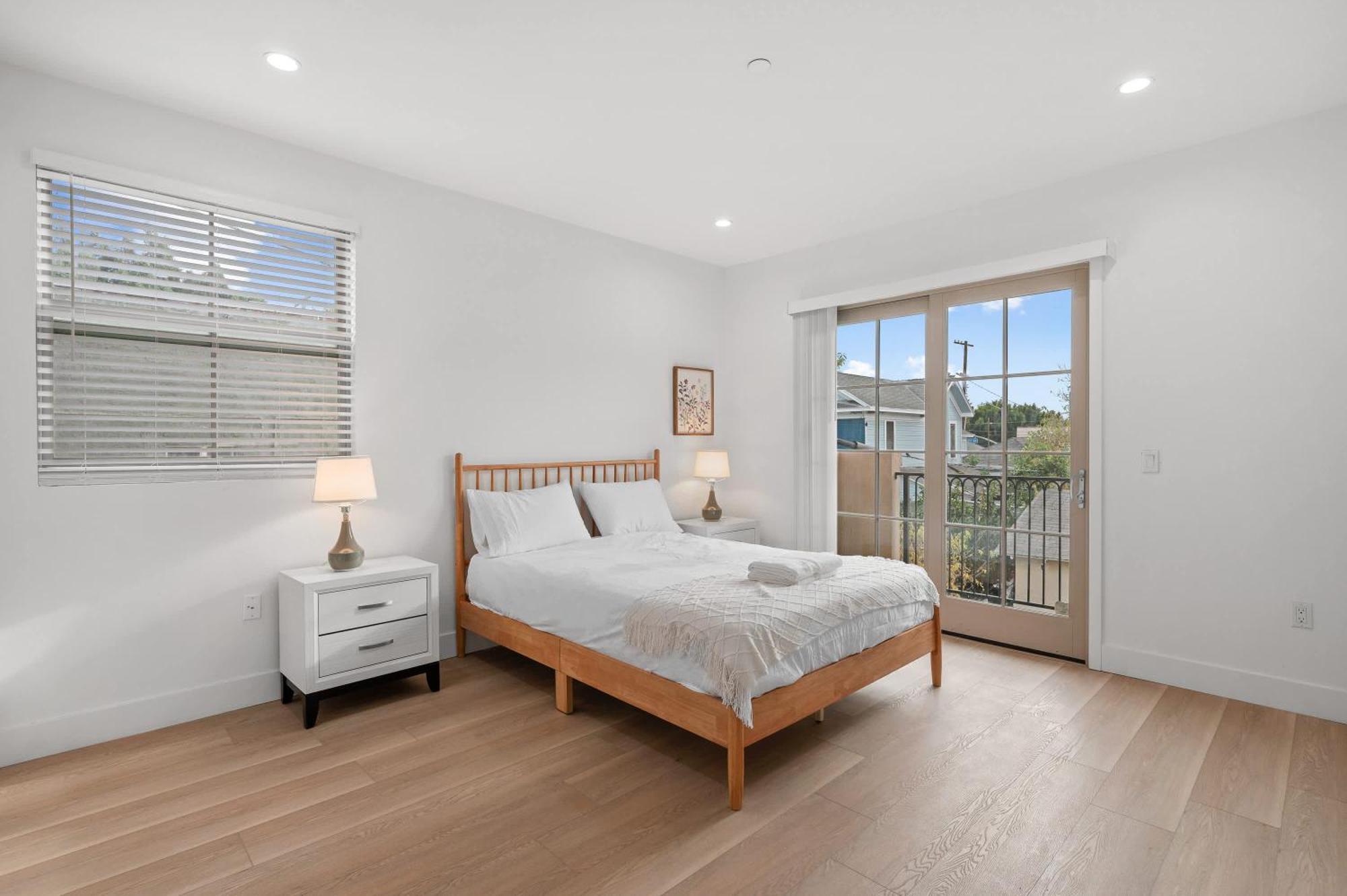 Modern Spacious With Parking & Fully Equipped Kitchen #3 *