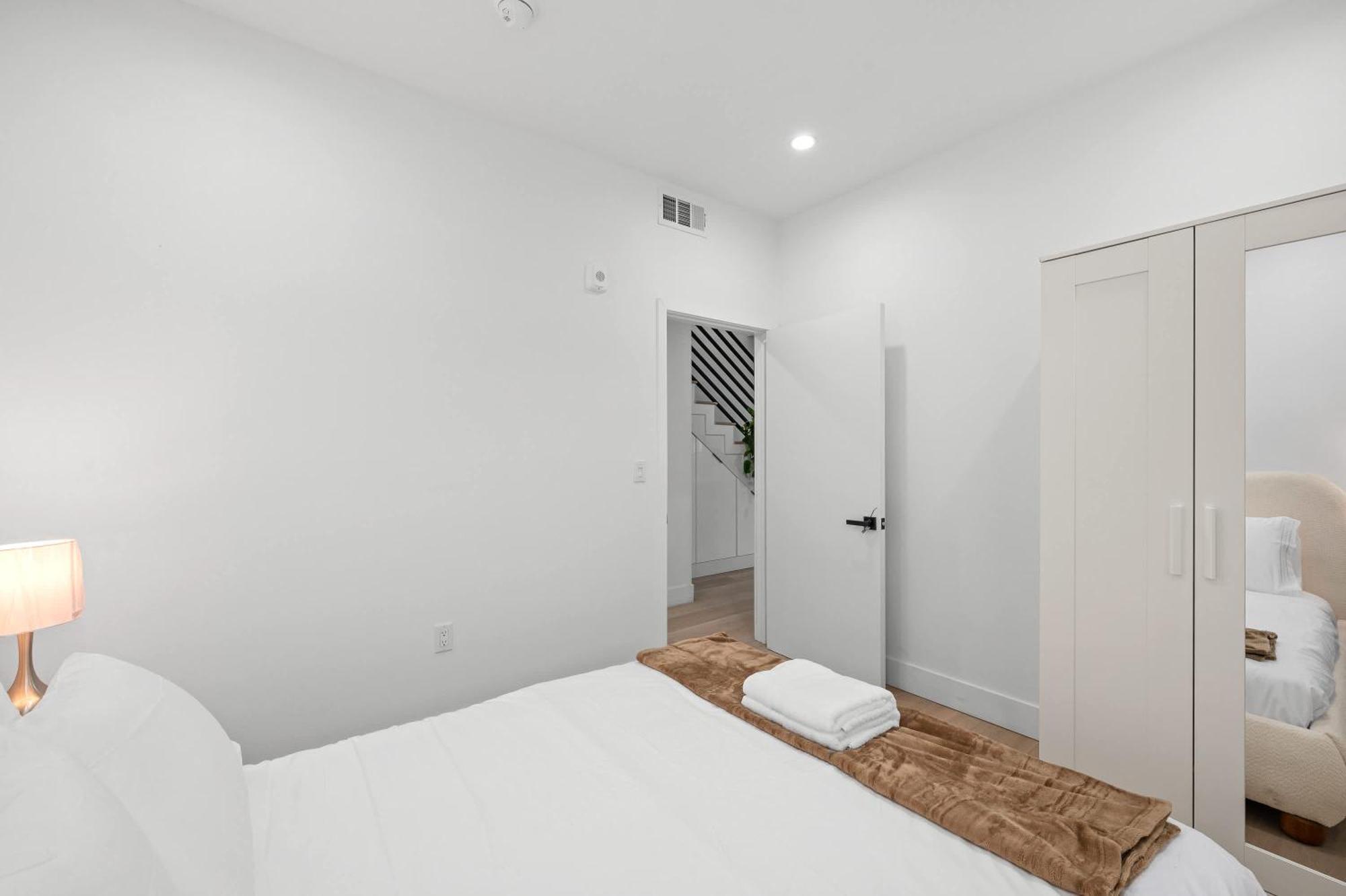 Modern Spacious With Parking & Fully Equipped Kitchen #3 Los Angeles