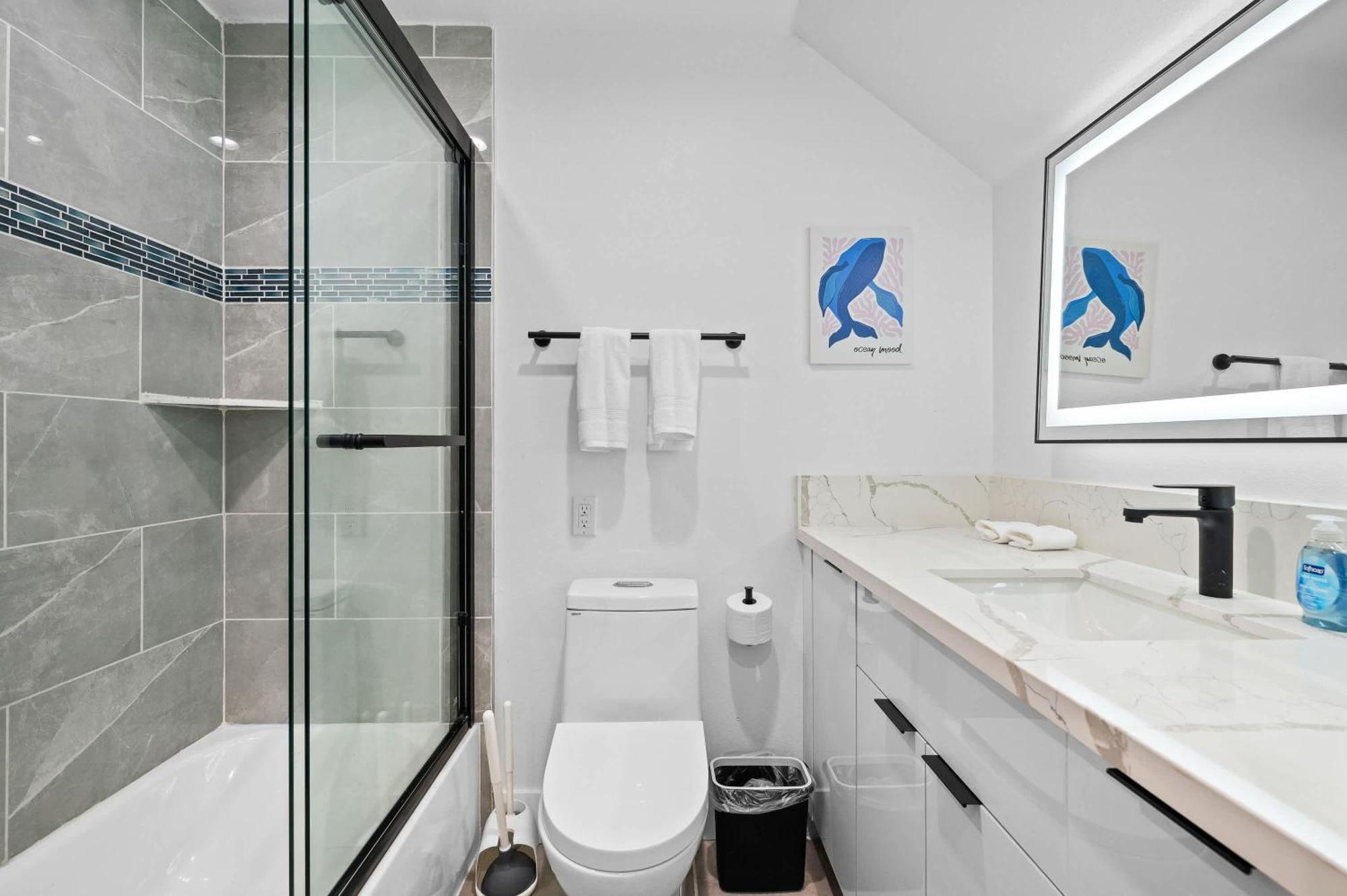 Modern Spacious With Parking & Fully Equipped Kitchen #3