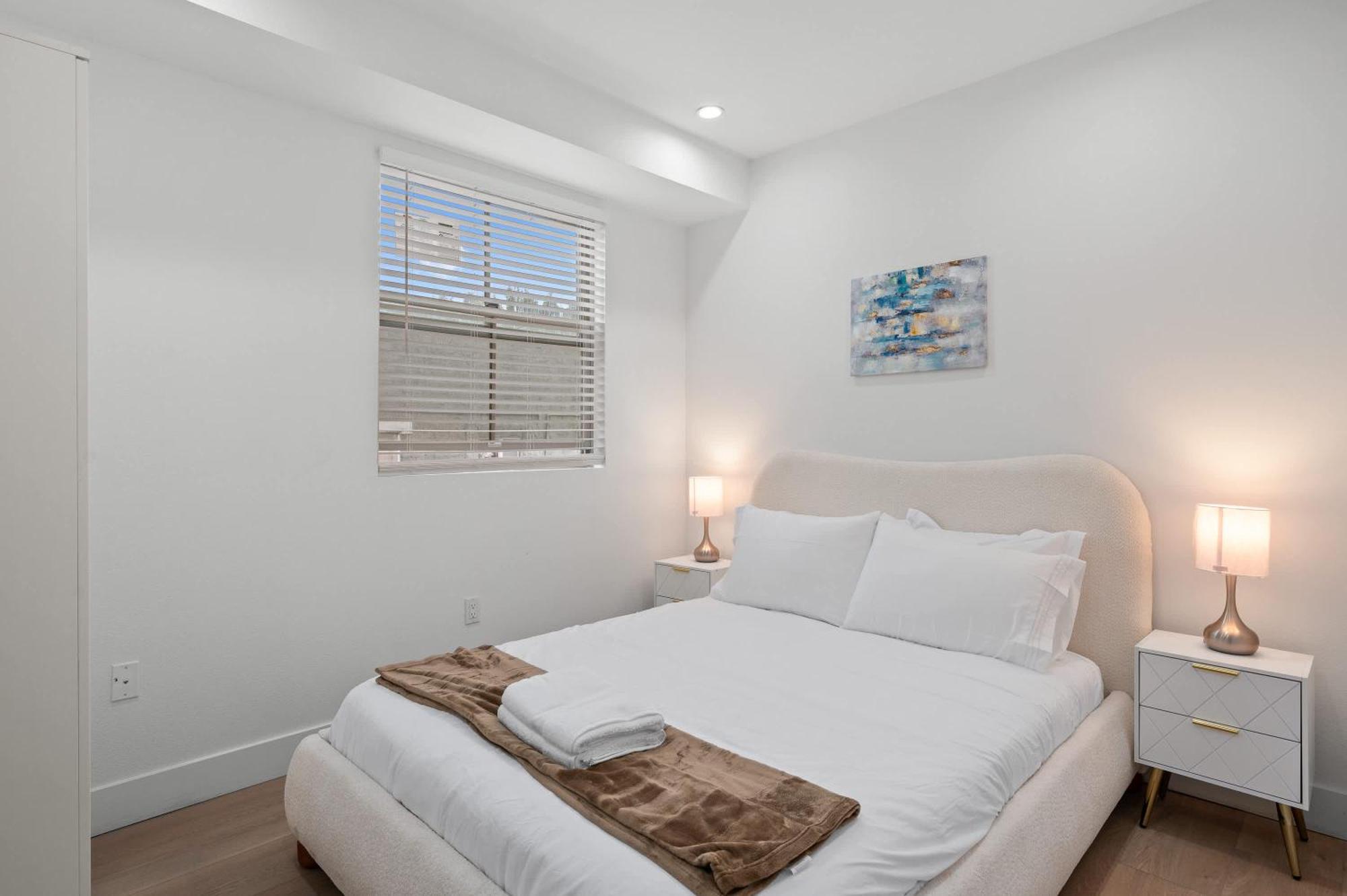 Apartment Modern Spacious With Parking & Fully Equipped Kitchen #3 *