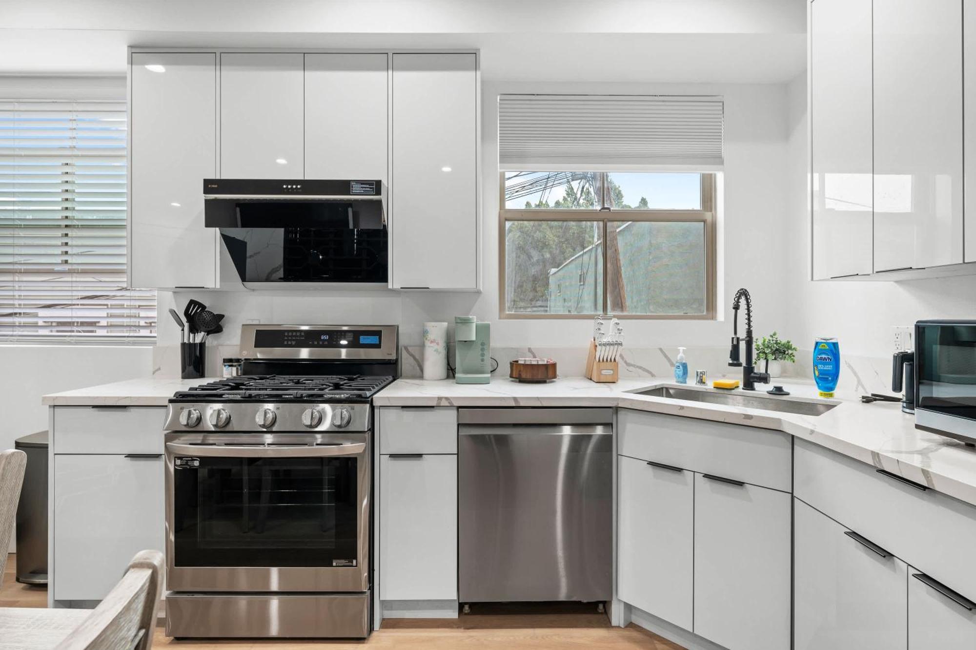 Modern Spacious With Parking & Fully Equipped Kitchen #3 Apartment *