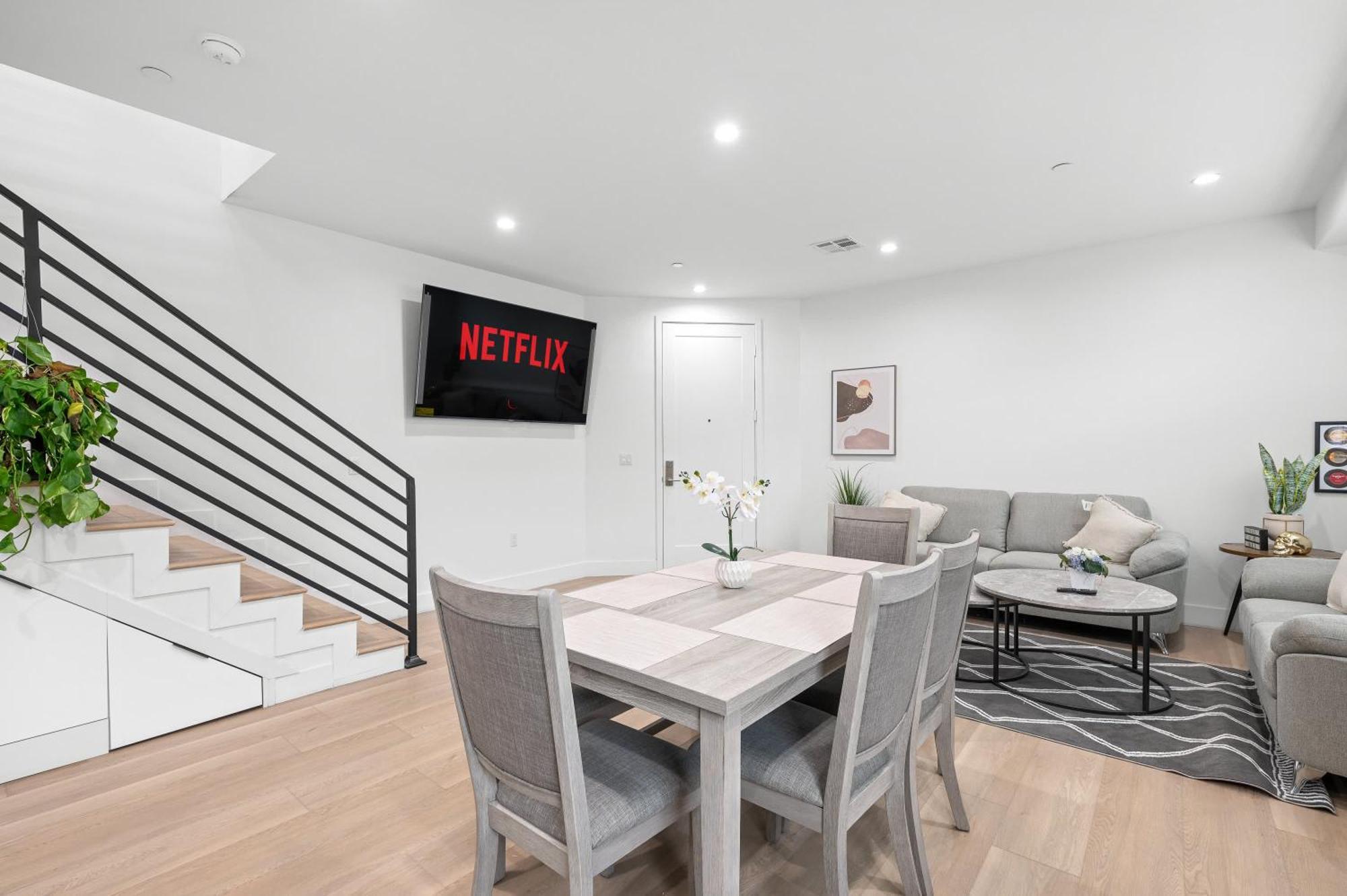 Modern Spacious With Parking & Fully Equipped Kitchen #3