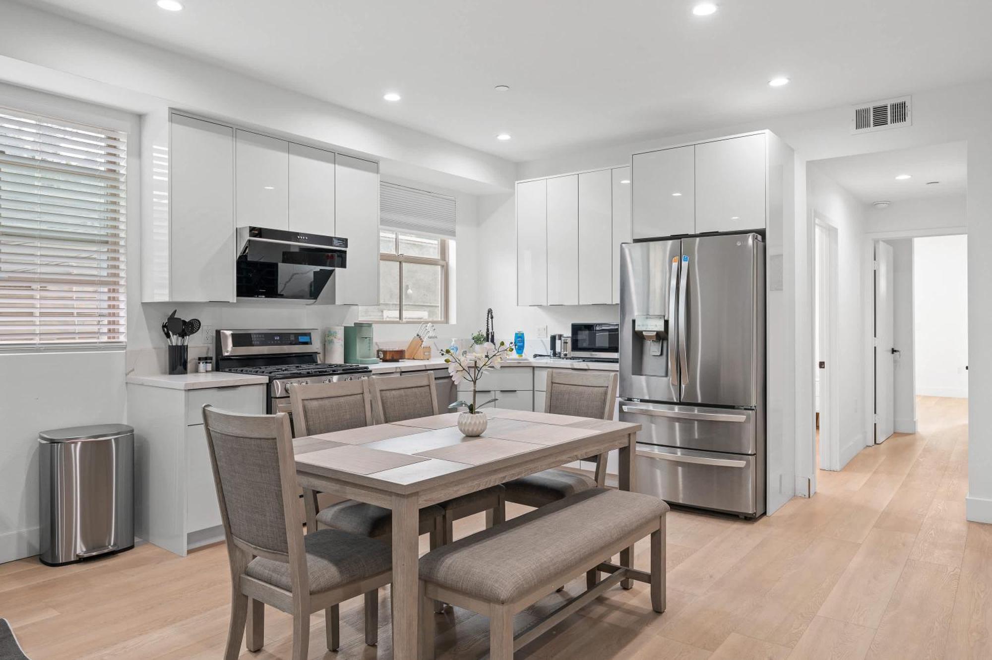 Apartment Modern Spacious With Parking & Fully Equipped Kitchen #3