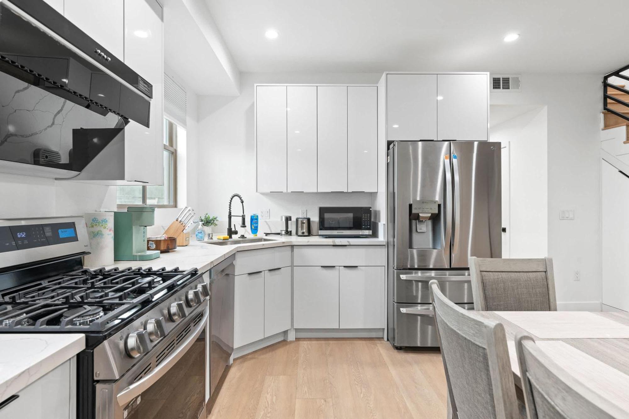 Modern Spacious With Parking & Fully Equipped Kitchen #3 * Los Angeles