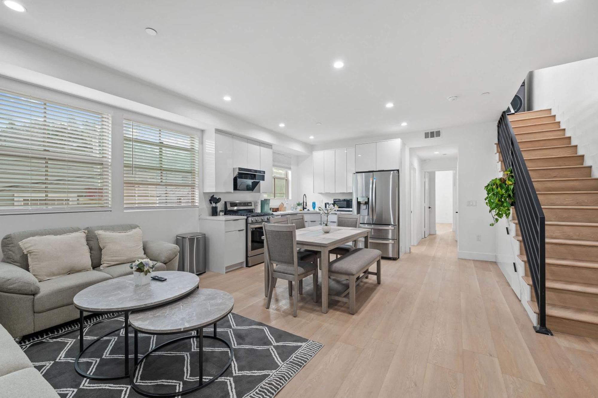 Modern Spacious With Parking & Fully Equipped Kitchen #3 Apartment