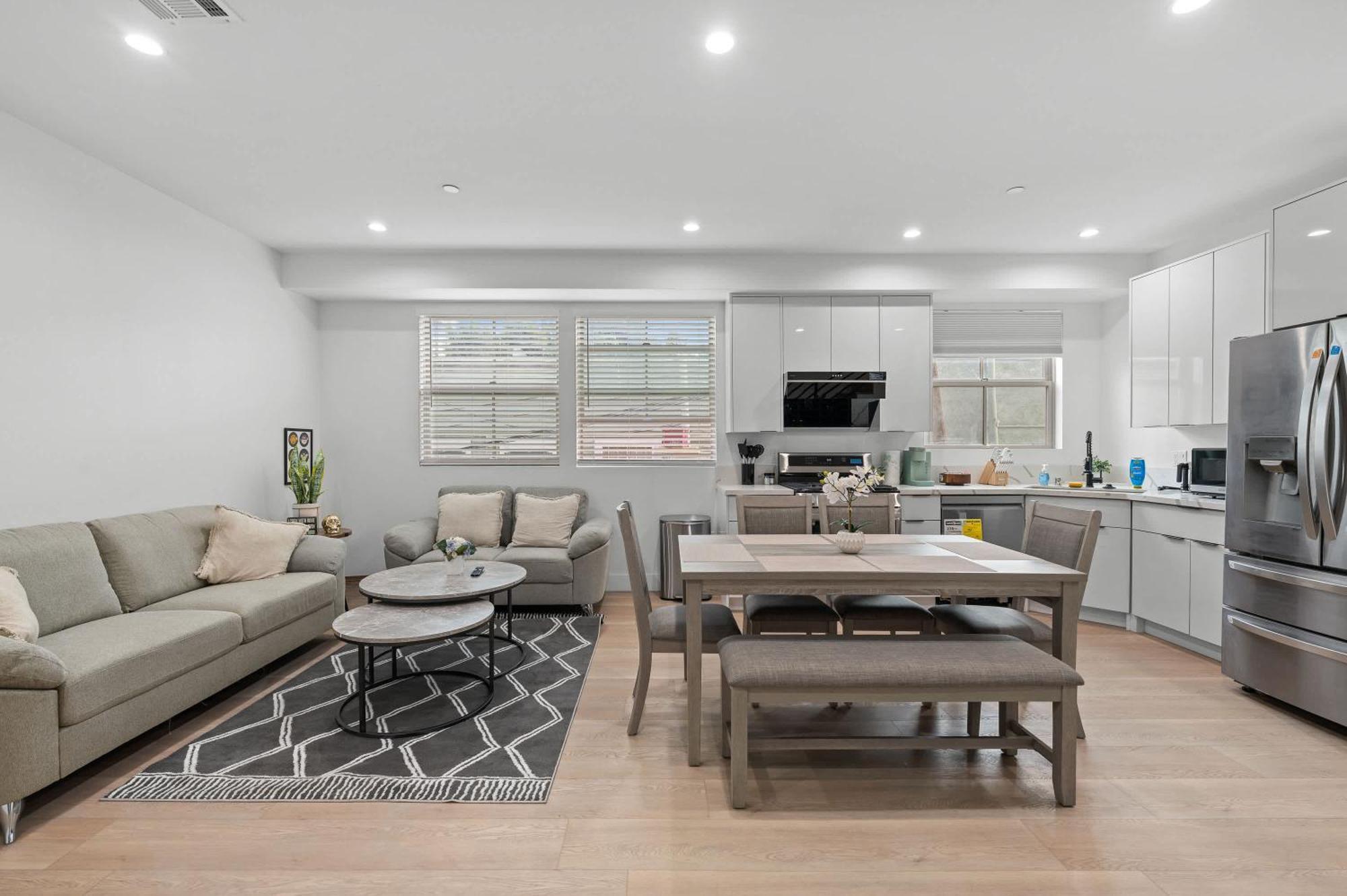 Apartment Modern Spacious With Parking & Fully Equipped Kitchen #3