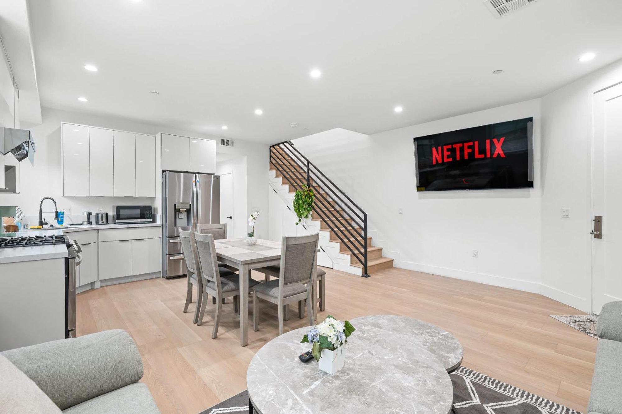Modern Spacious With Parking & Fully Equipped Kitchen #3 *