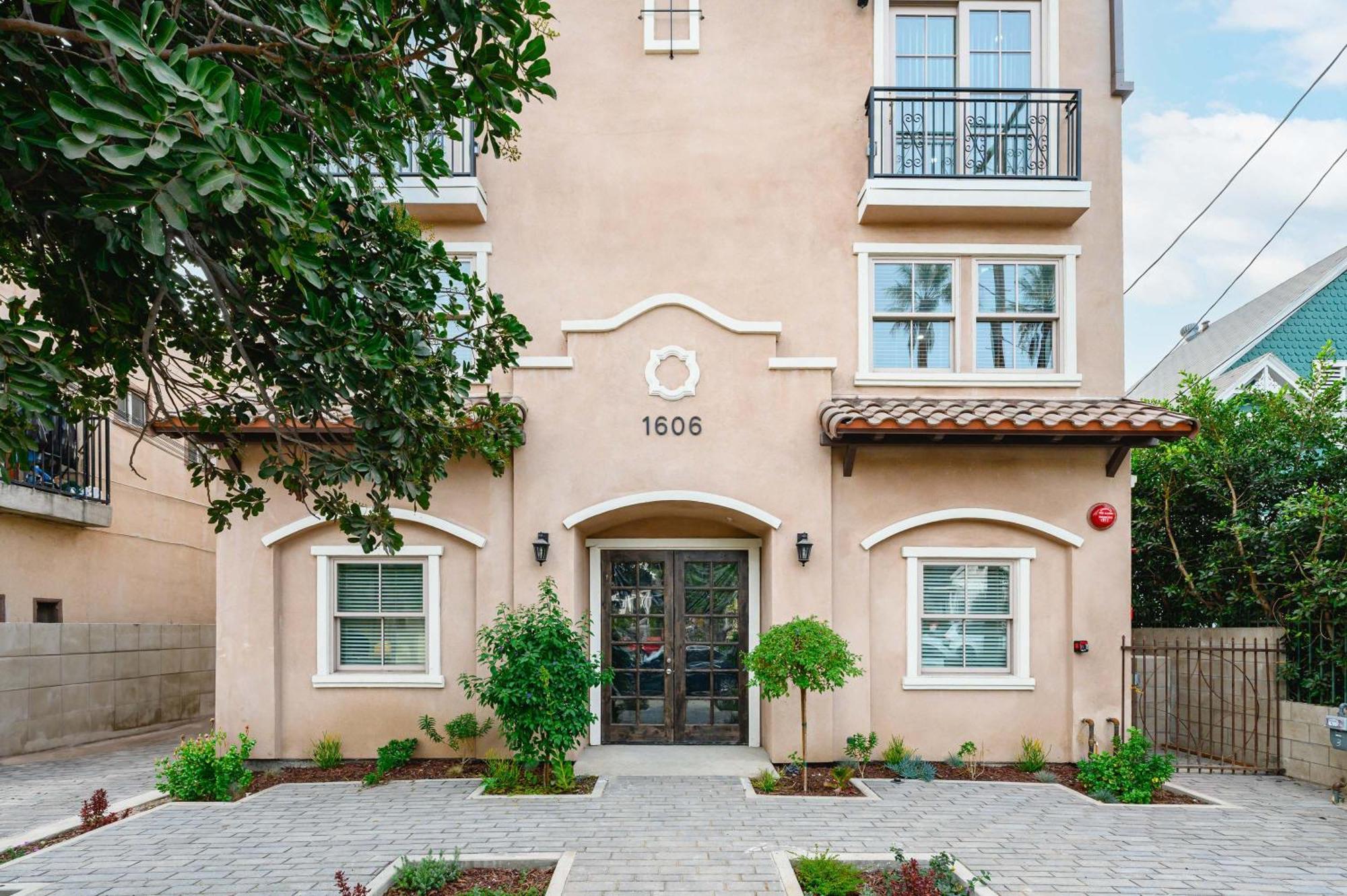 Modern Spacious With Parking & Fully Equipped Kitchen #3 Apartment *