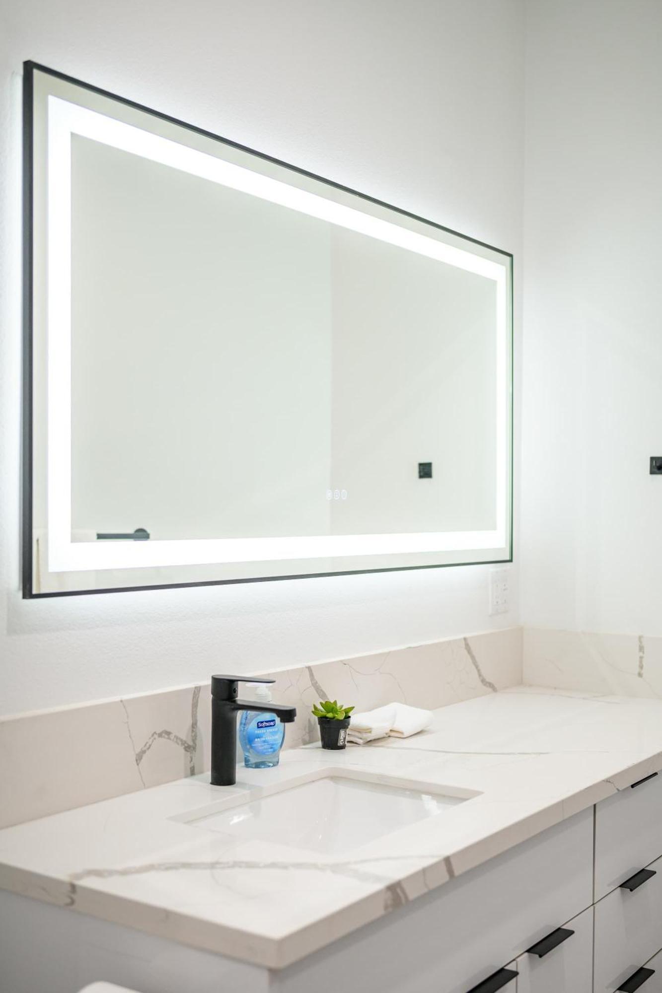 Modern 5br With Full Amenities & Parking #2 Apartment