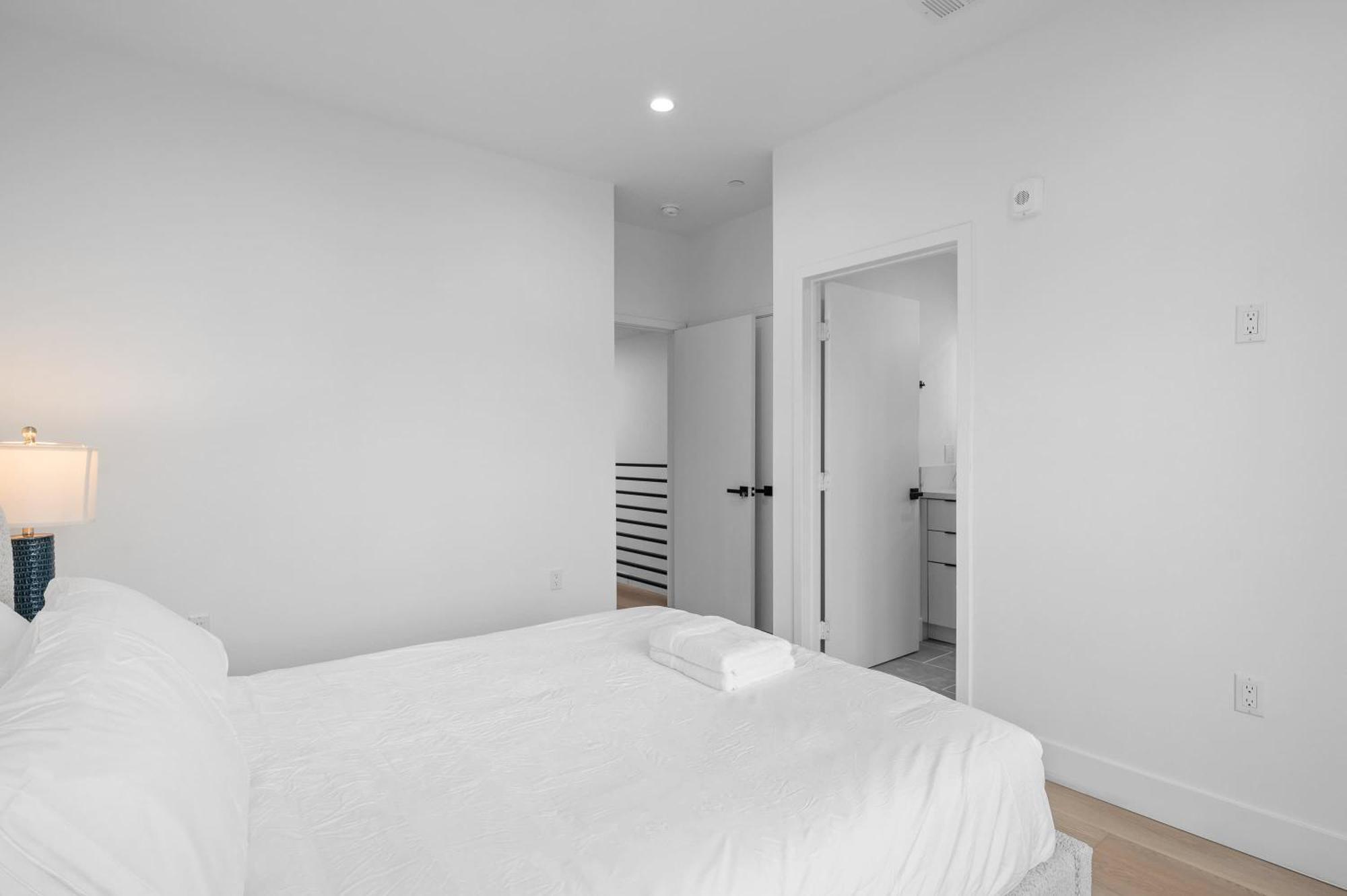 Modern 5br With Full Amenities & Parking #2