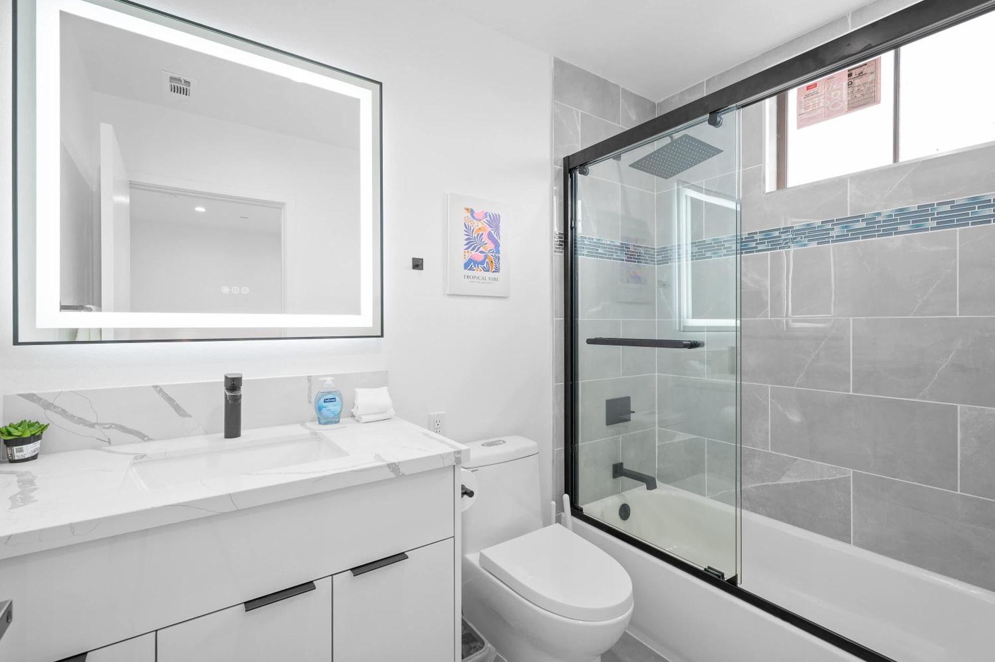 Modern 5br With Full Amenities & Parking #2 Apartment