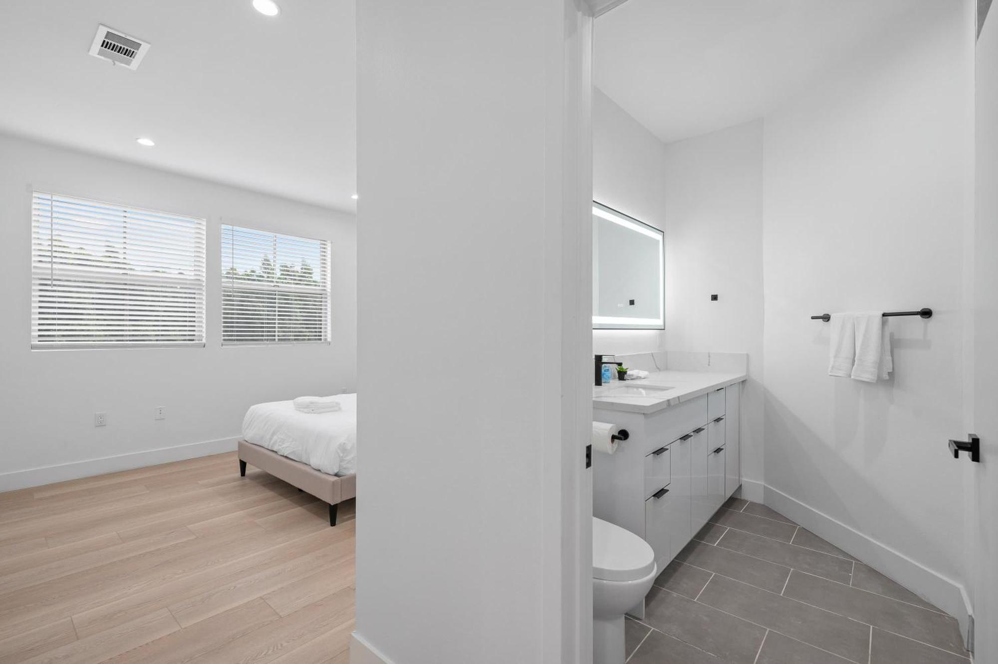 Apartment Modern 5br With Full Amenities & Parking #2 *