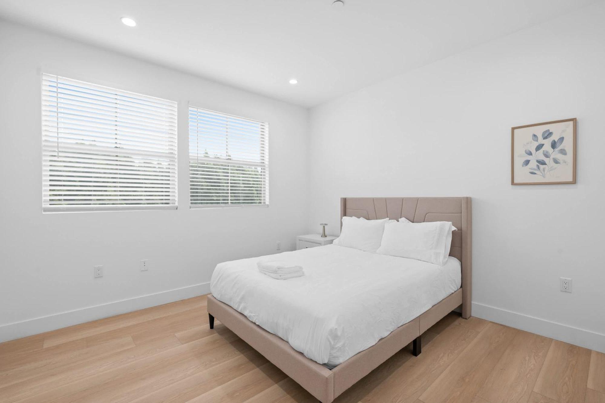 Modern 5br With Full Amenities & Parking #2 Apartment