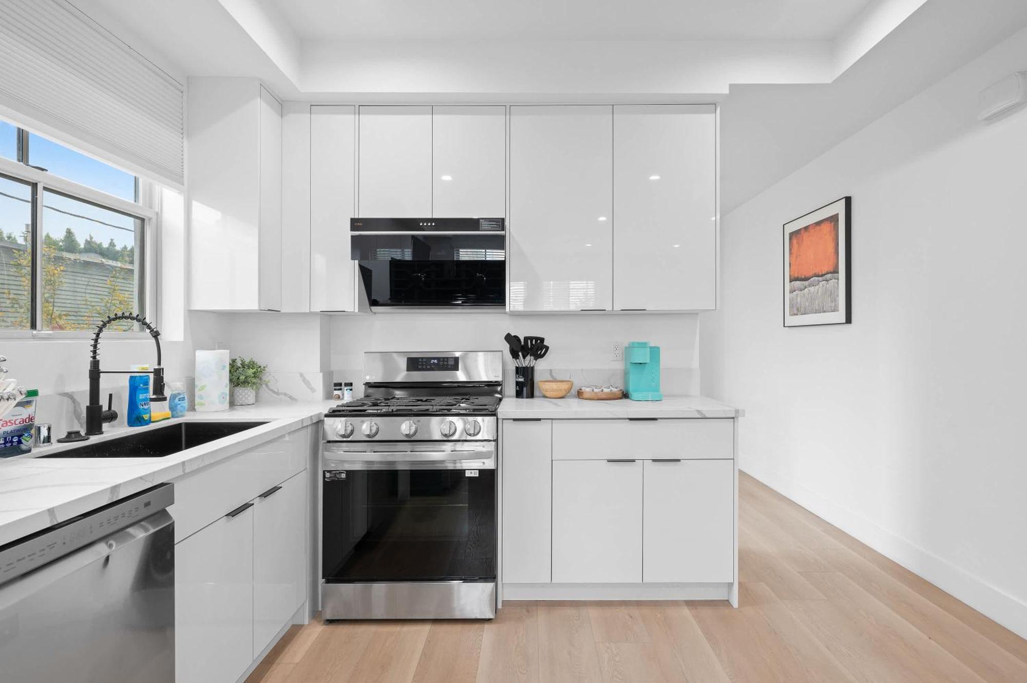 Modern 5br With Full Amenities & Parking #2 Apartment