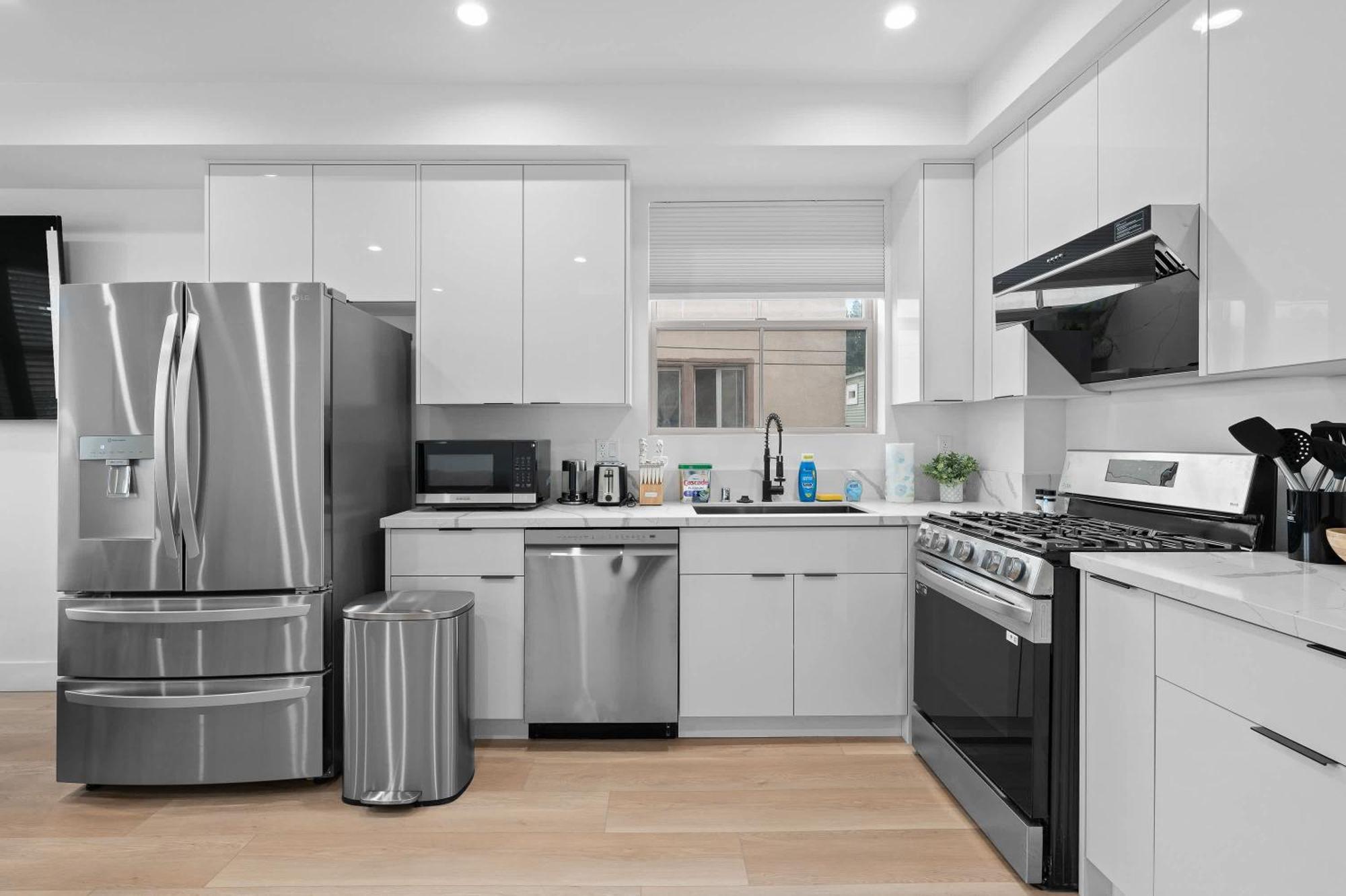 Modern 5br With Full Amenities & Parking #2 *