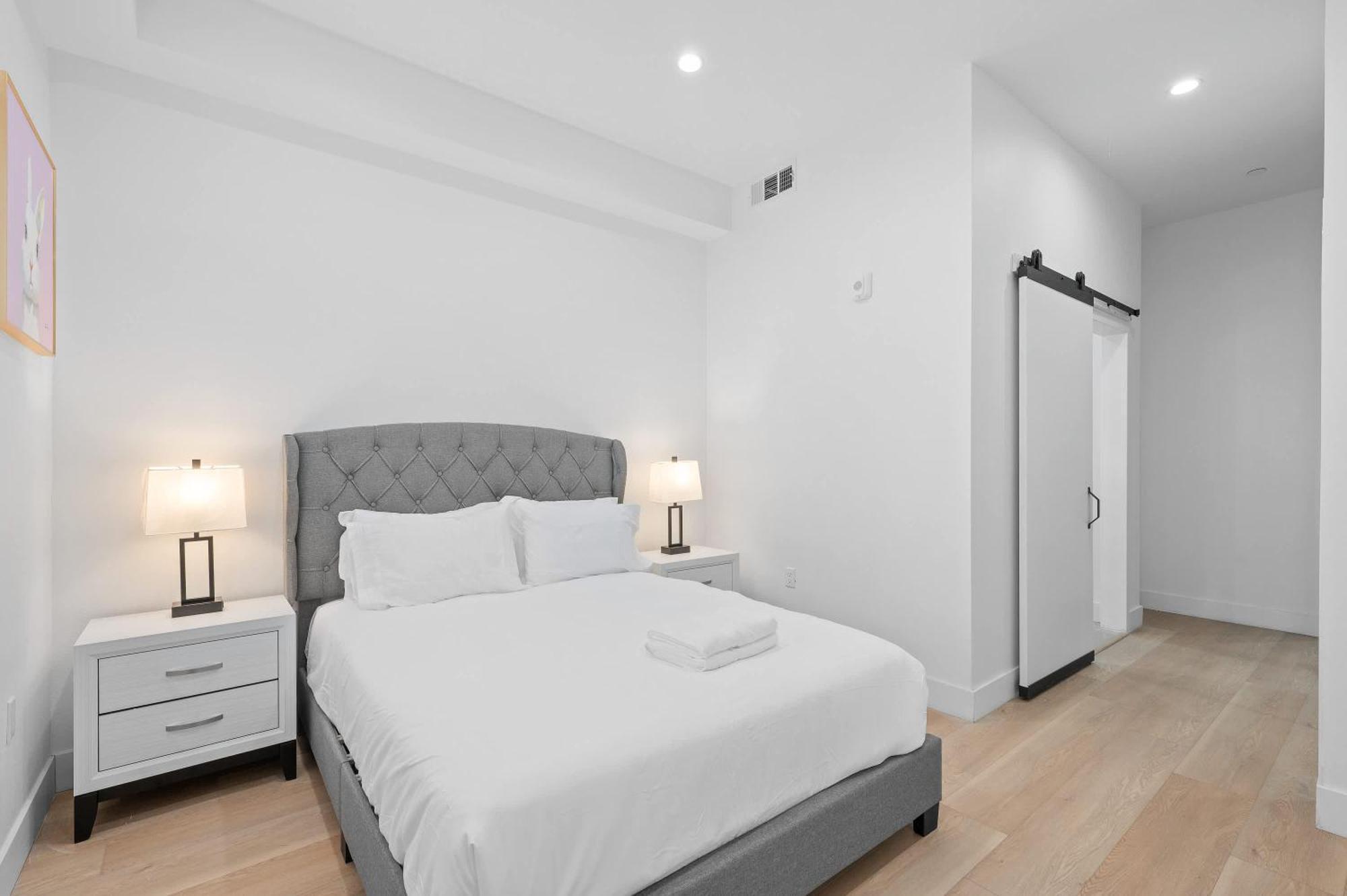 Modern 5br With Full Amenities & Parking #2 Apartment Los Angeles